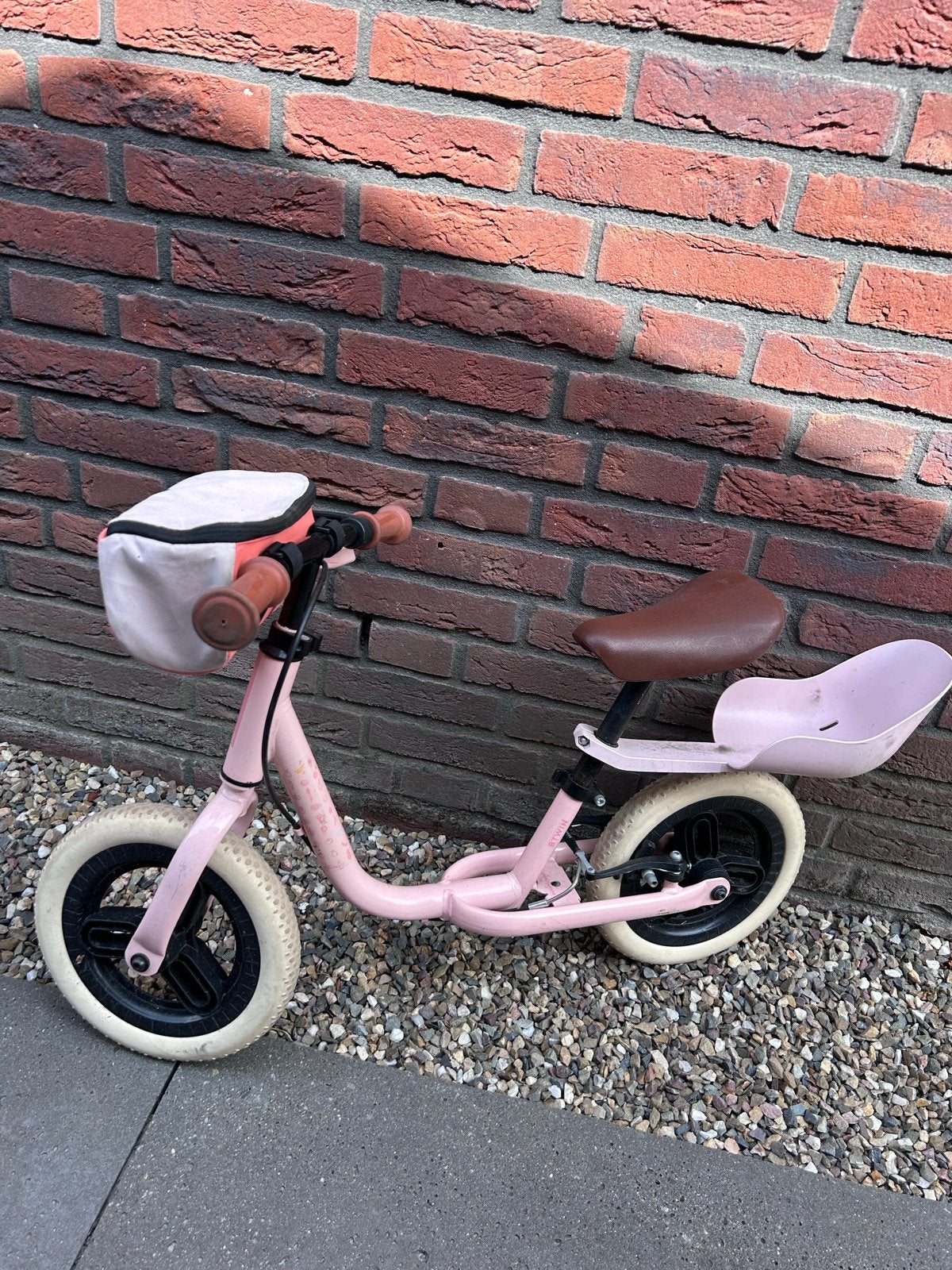 Roze B'Twin loopfiets 10 inch met mandje en zitje, Fietsen en Brommers, Ophalen of Verzenden, Zo goed als nieuw, Terugtraprem