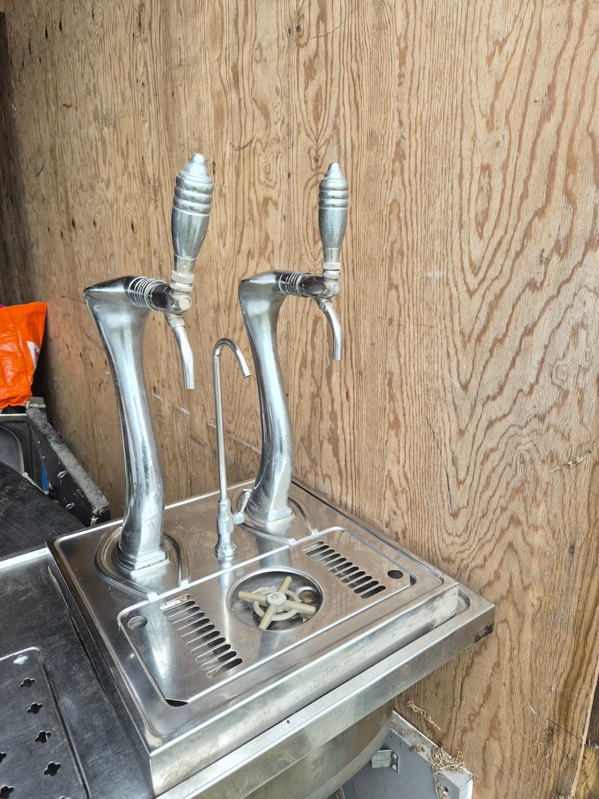 Professionele biertap met spoelbak, Ophalen