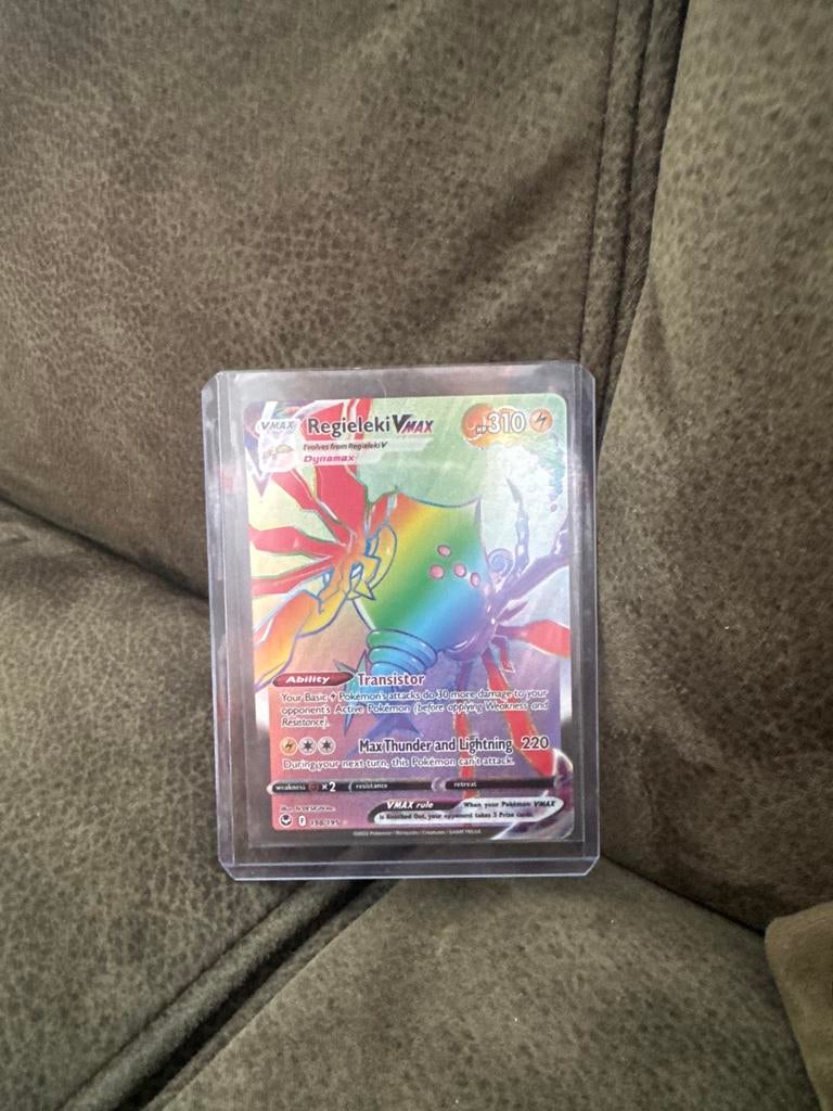 Regieleki VMAX Pokémon kaart (Rainbow Rare) met bescherming, Ophalen of Verzenden, Zo goed als nieuw, Losse kaart, Foil