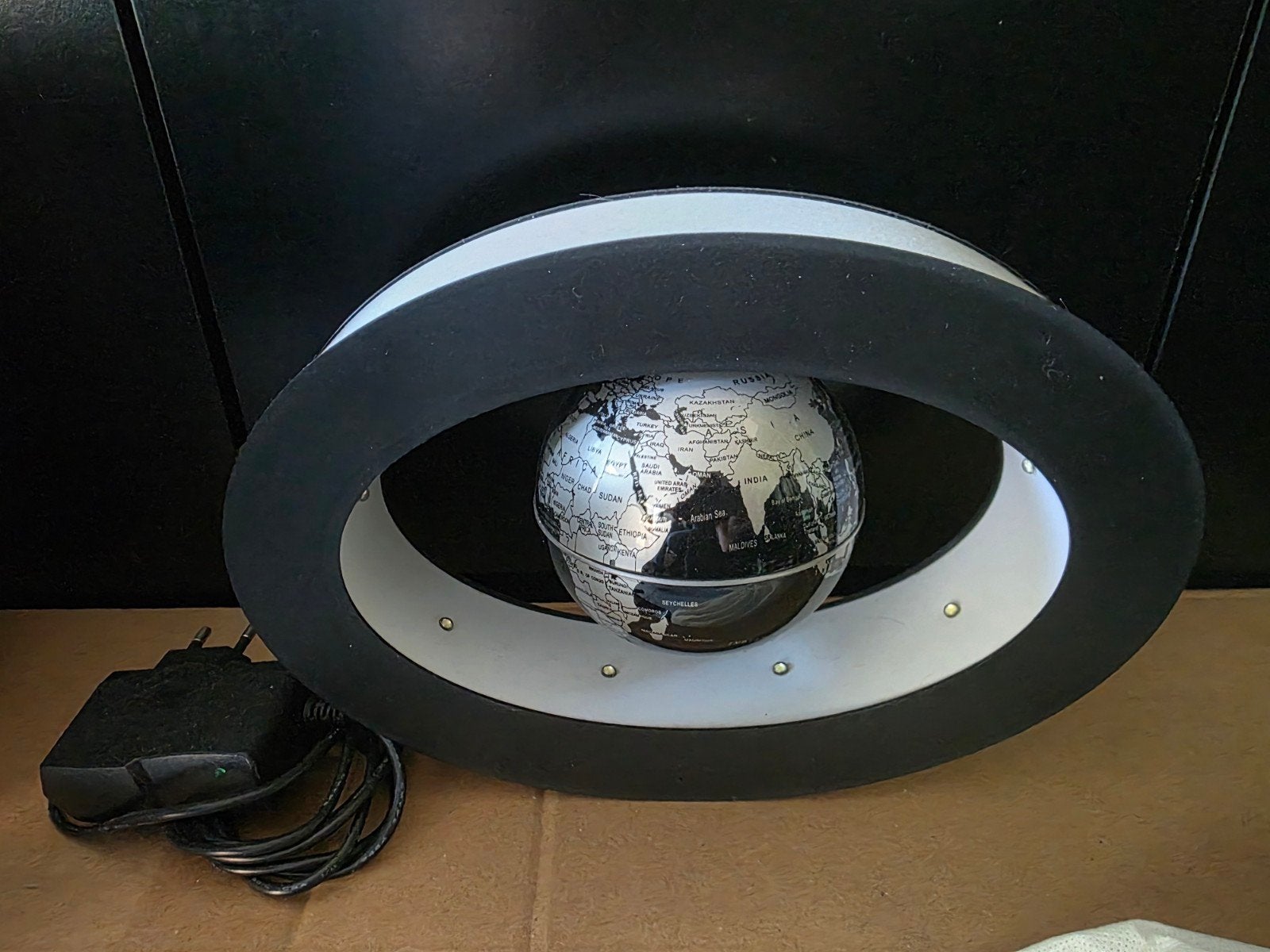 Lamp met zwevende aardbol, Ophalen of Verzenden