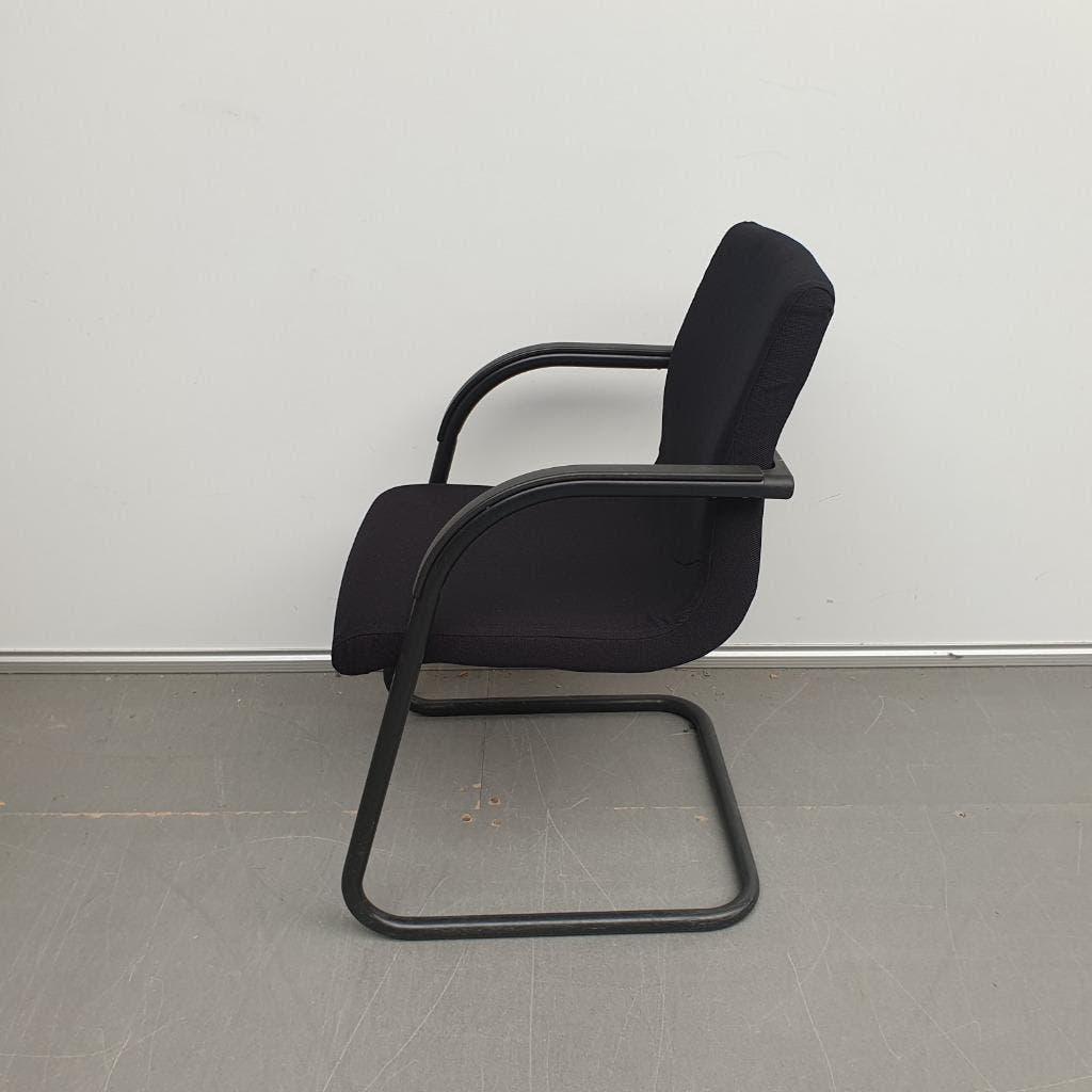 1x Ahrend 4150 vergaderstoel - nieuwe stof zwart, Gebruikt, Zwart, Ophalen of Verzenden, Stof