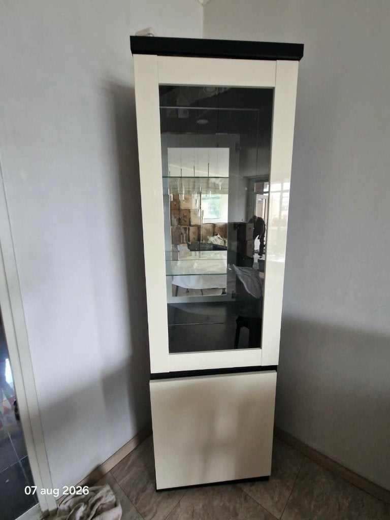 Zwart-witte hoogglans vitrinekast, Ophalen, Modern hoogglans, 50 tot 100 cm, 150 tot 200 cm