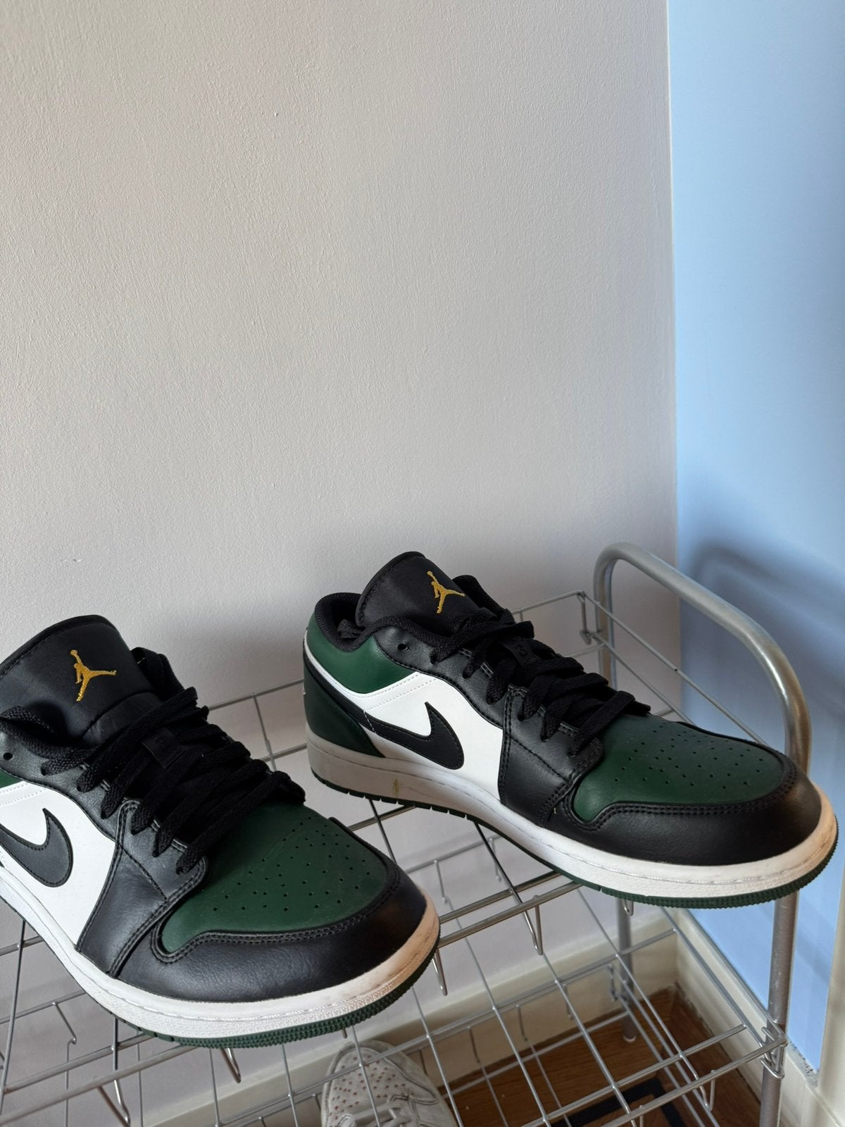 Jordan 1 low Noble Green mt 45 nieuwstaat, Kleding | Heren, Schoenen, Ophalen of Verzenden, Zo goed als nieuw, Overige kleuren