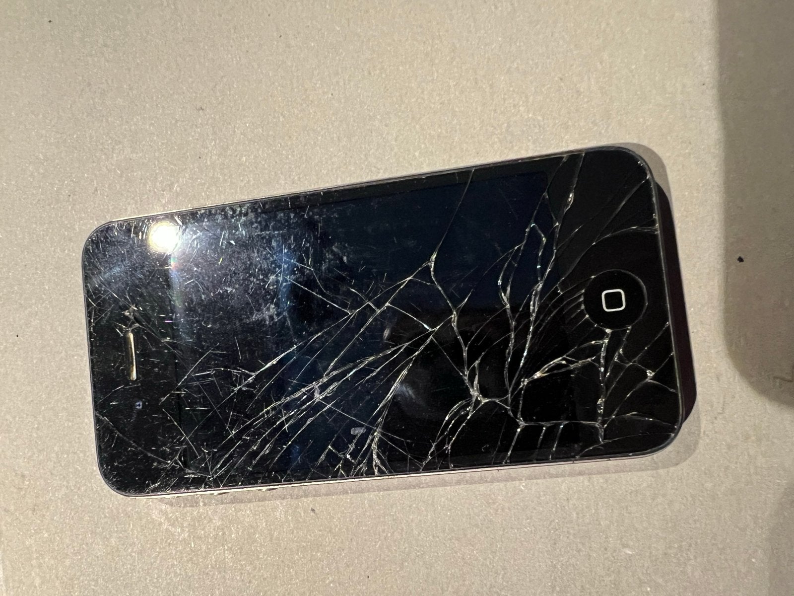 iPhone 4S - Gebarsten scherm - Voor onderdelen, Ophalen of Verzenden, Niet werkend, Zwart, IPhone 4S