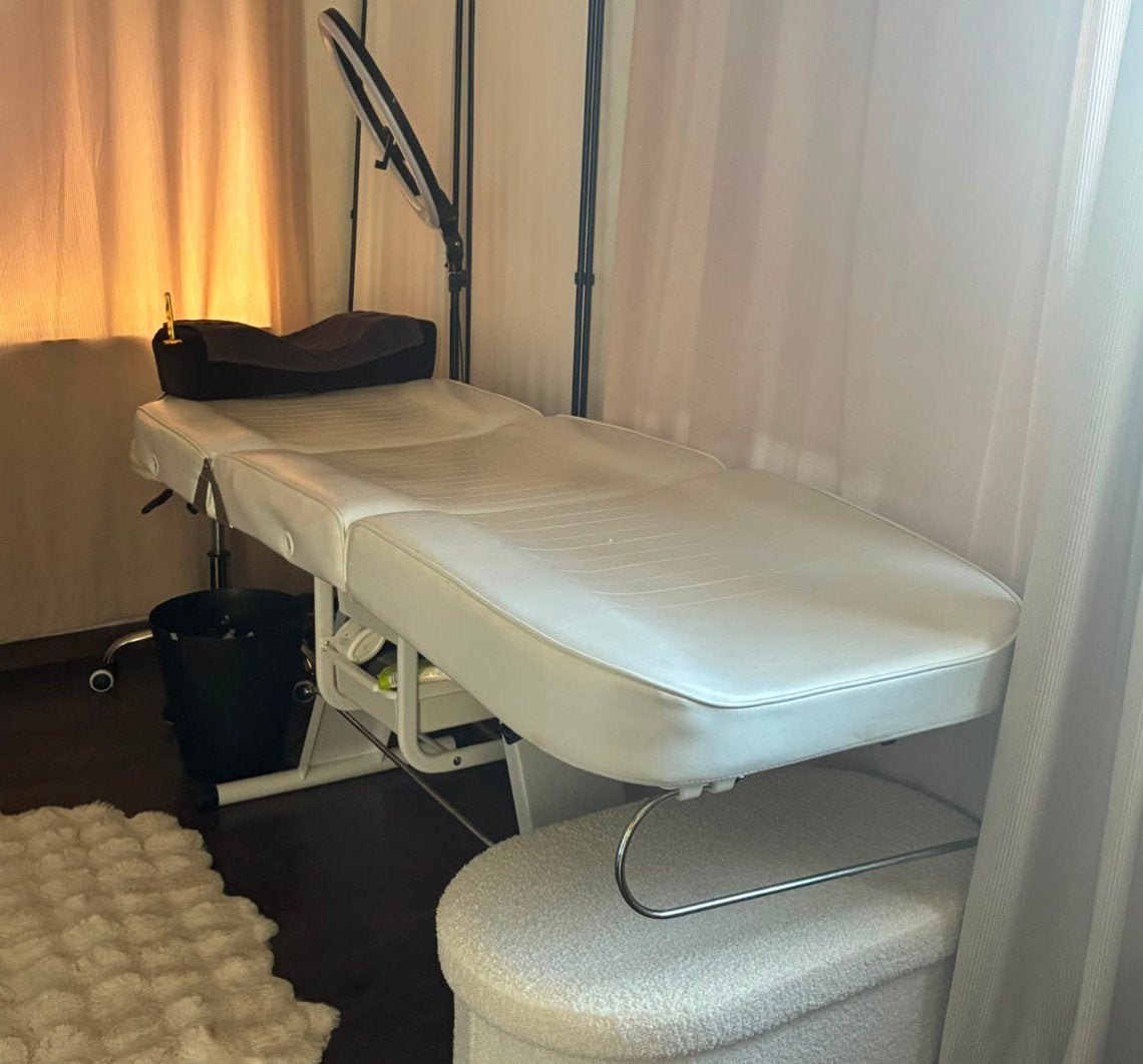 Nette witte behandelstoel ( verstelbaar ), Sport en Fitness, Massageproducten, Ophalen, Massagetafel