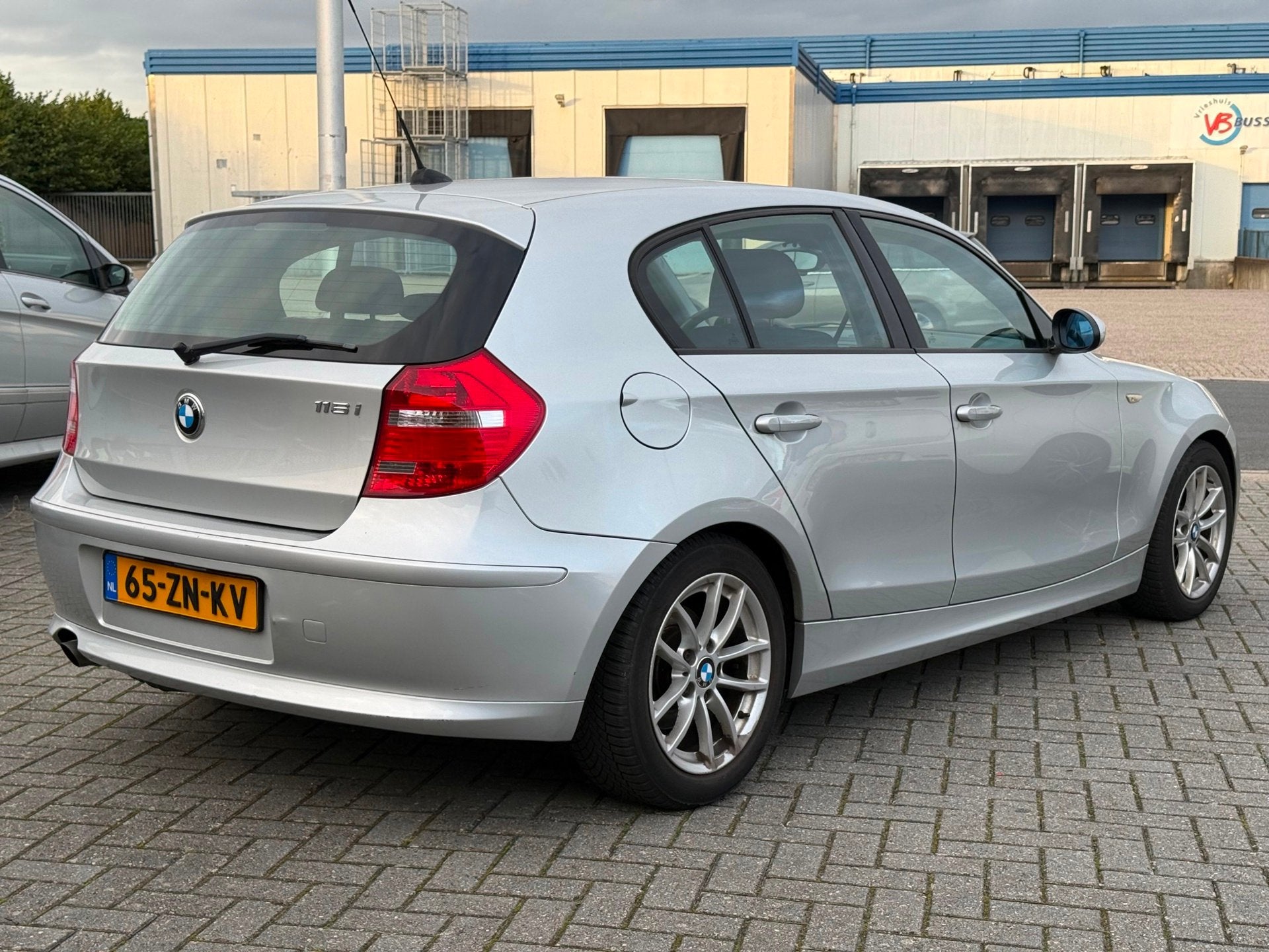 BMW 1-serie 116i 116PK High Executive Airco| Carkit !, Auto's, Gebruikt, Zwart, 4 cilinders, 635 kg