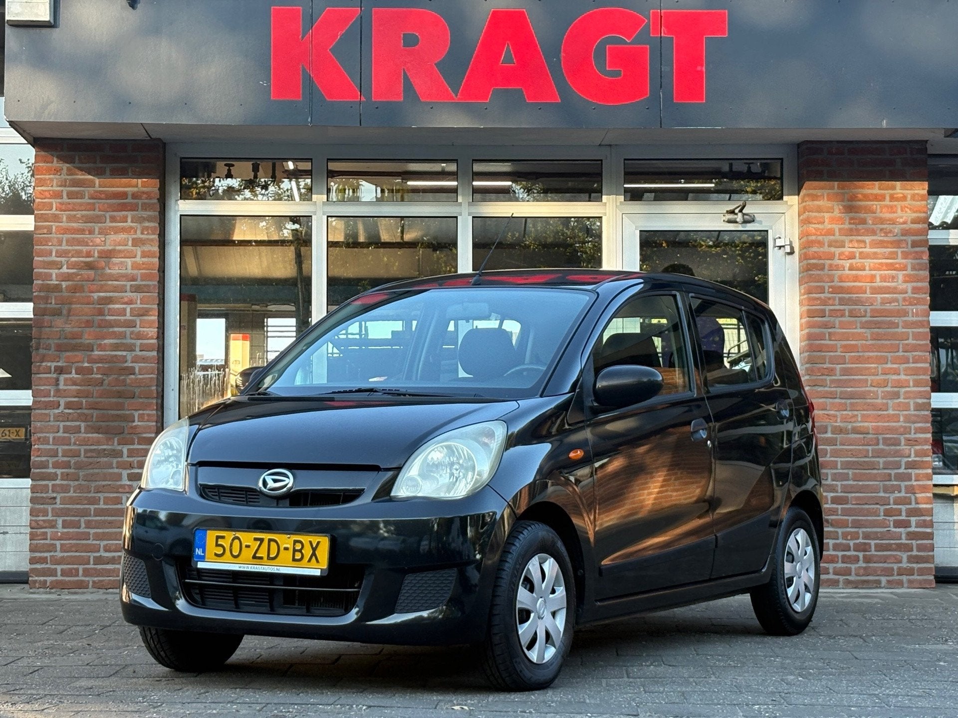 Daihatsu Cuore Trend 1.0 69 pk - APK 10-2027! - zuinig!, Auto's, Stof, Zwart, 18 €/maand, 4 stoelen