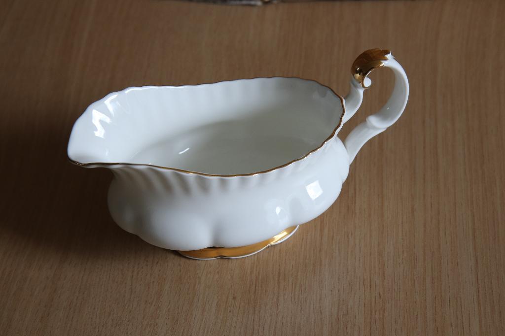 Royal Albert Val d'Or Sauskom (Juskan), Ophalen of Verzenden, Zo goed als nieuw, Porselein, Overige typen