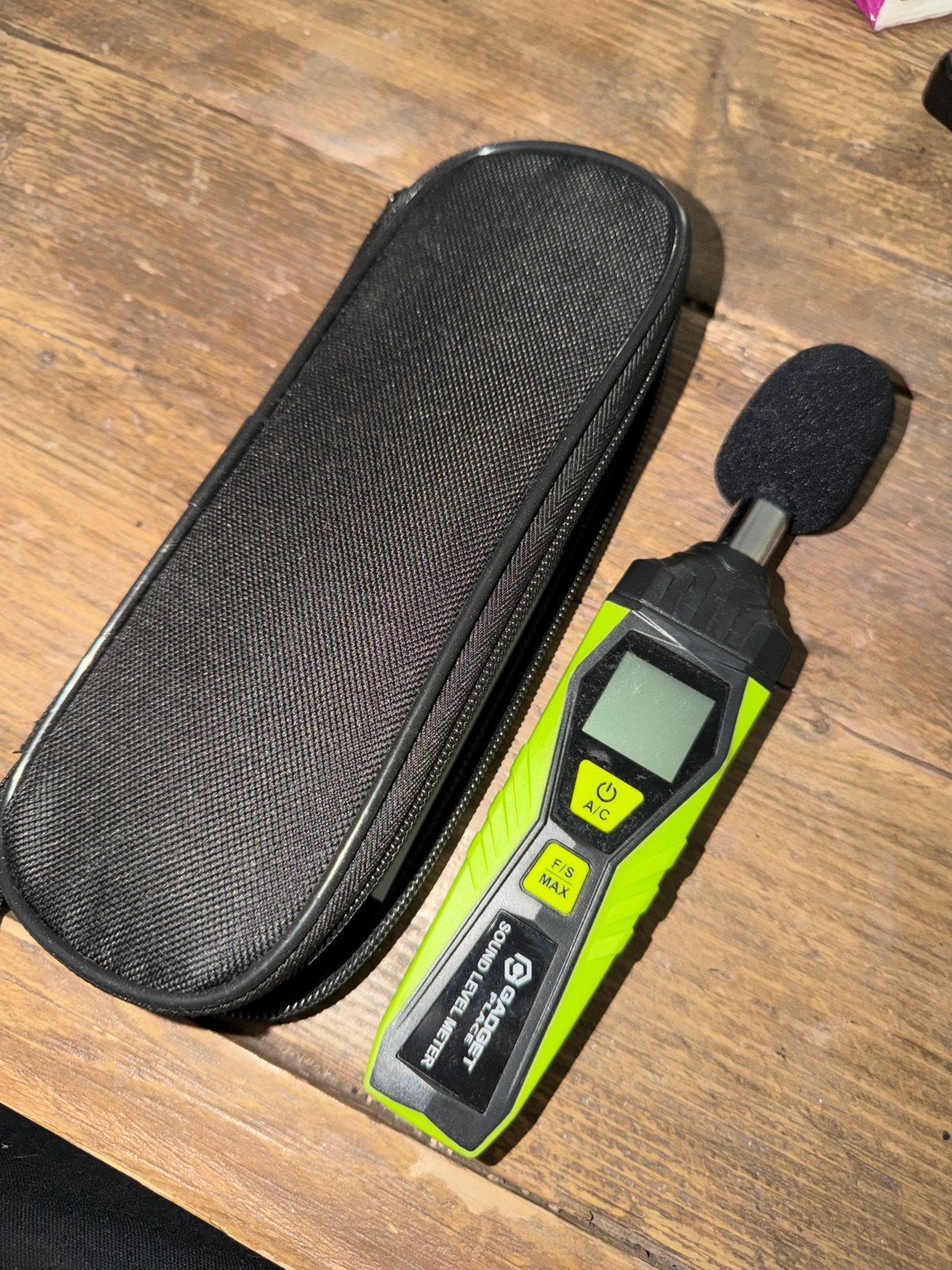Decibelmeter - Geluidsniveaumeter met hoesje, Ophalen of Verzenden, Zo goed als nieuw