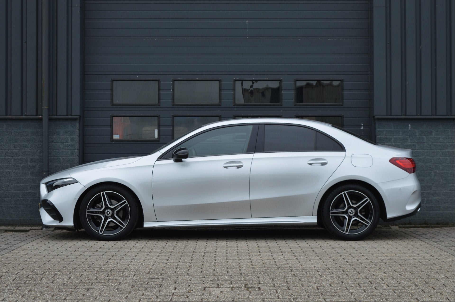 Mercedes-Benz A-Klasse 180 AMG Line | ORG NL | CAMERA | FACE, Auto's, Dealer onderhouden, 136 pk, Gebruikt, Met garantie (alle)