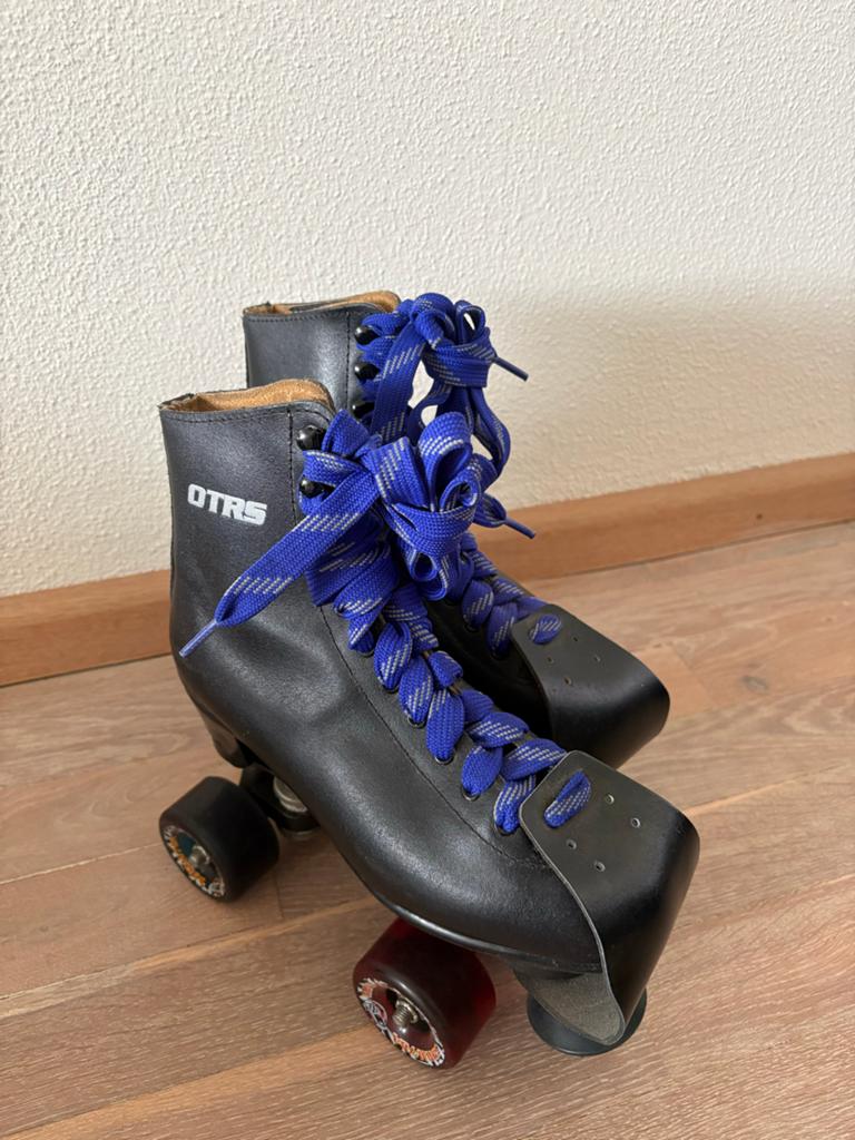 OTRS rolschaatsen - maat 37 - Zwart met blauwe veters, Ophalen of Verzenden, Zo goed als nieuw, Dames