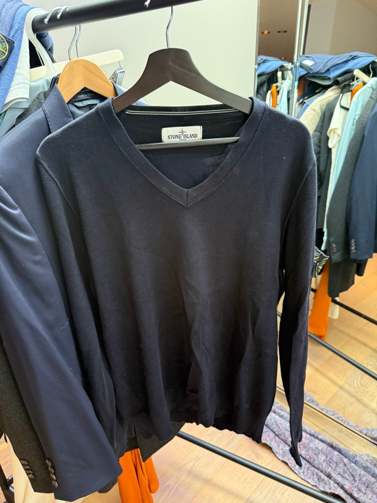 Stone Island Donkerblauwe V-Neck Trui – Met Badge, Ophalen of Verzenden, Zo goed als nieuw, Maat 52/54 (L), Blauw