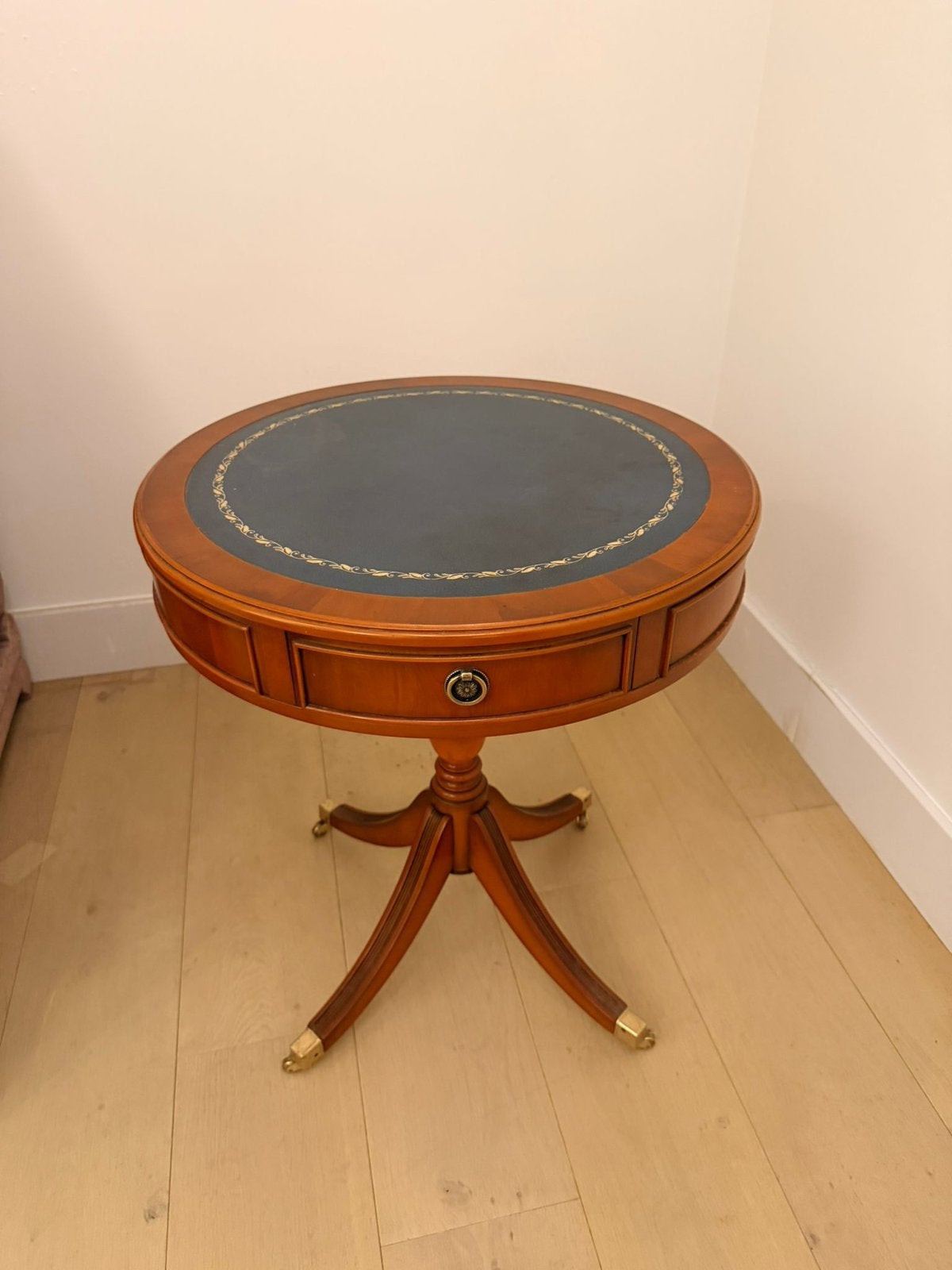 Heldense tafel met deels leren blad, Ophalen