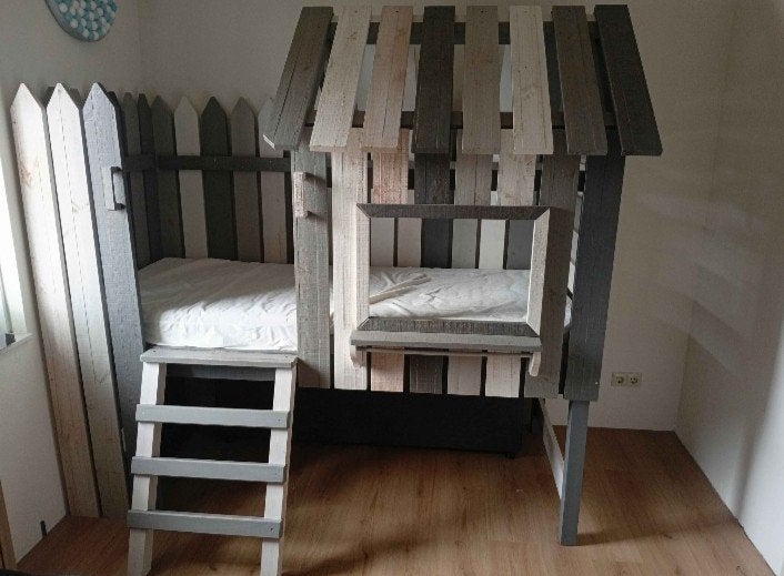 Steigerhouten huisjesbed, Ophalen, 85 tot 100 cm, Zo goed als nieuw, Matras