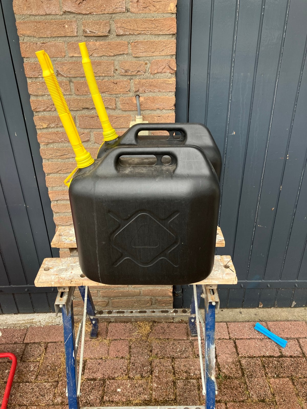 Jerrycans 20 liter met schenktuit, Ophalen
