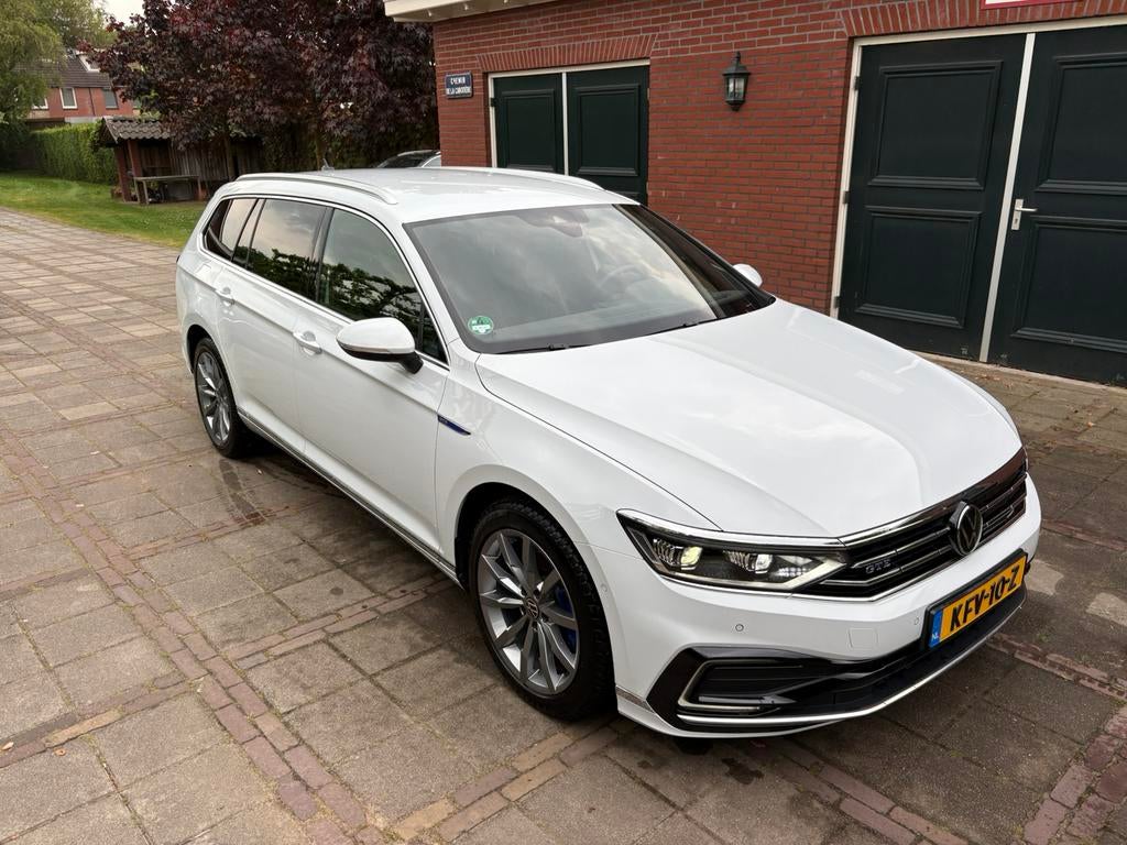 Passat GTE Highline 11-2023 trekhaak, velours, standkachel !, Auto's, Volkswagen, Wit, 218 pk, 1400 cc, Hybride Elektrisch/Benzine