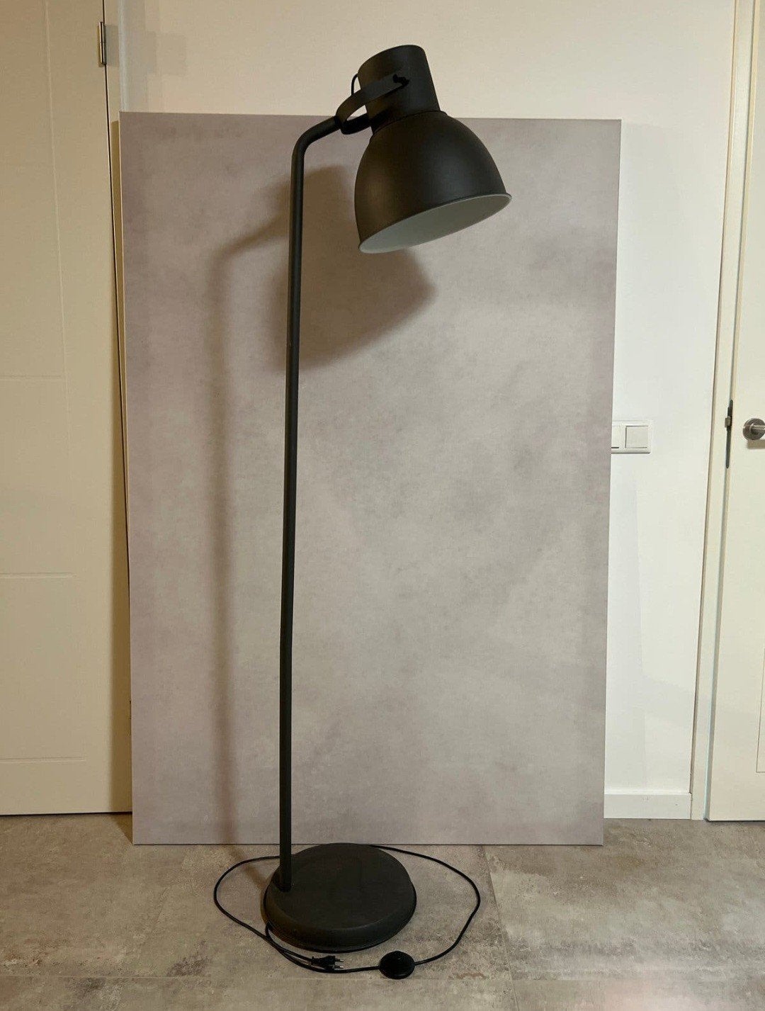 IKEA Hektar Vloerlamp - Donkergrijs, Ophalen, Industrieel, Modern, E27 (groot), Zo goed als nieuw