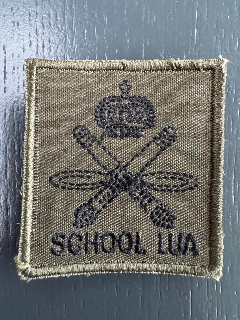 KL borstembleem School LUA, Verzamelen, Ophalen of Verzenden, Landmacht, Nederland, Embleem of Badge