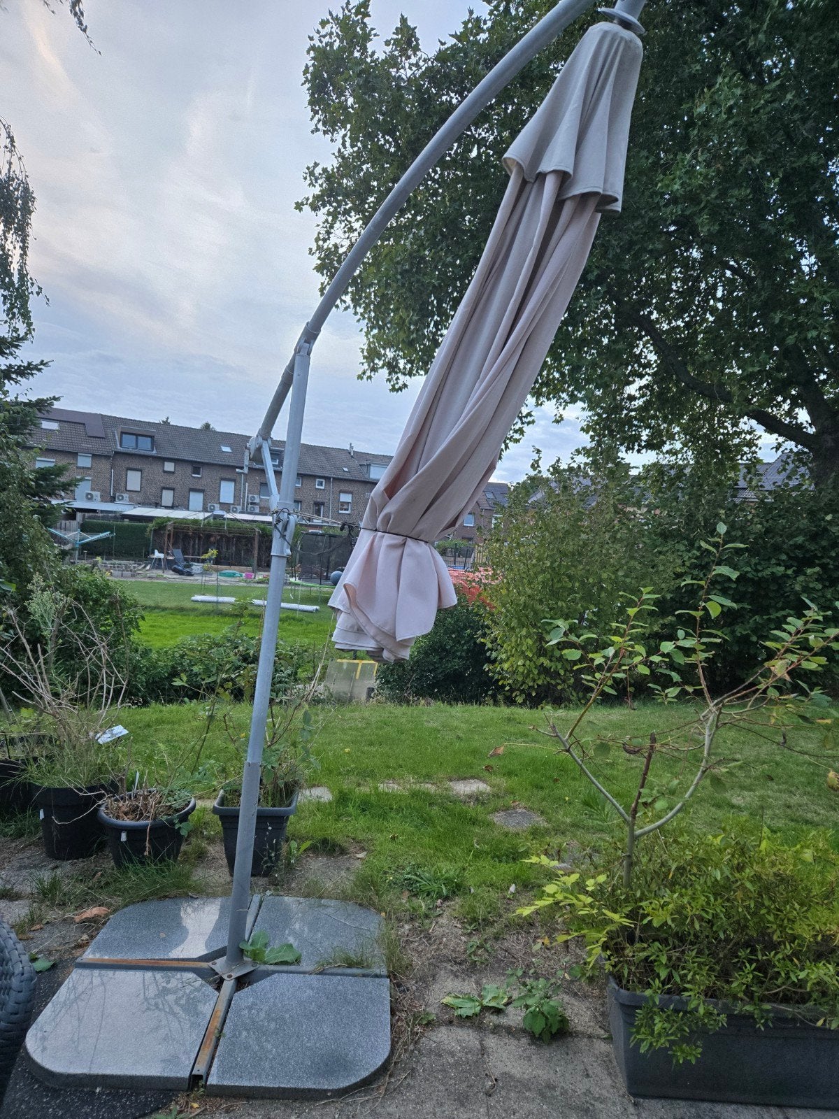2 Tuinparasols - Zweefparasol en Stokparasol, Ophalen, Kantelbaar, Gebruikt, 2 tot 3 meter