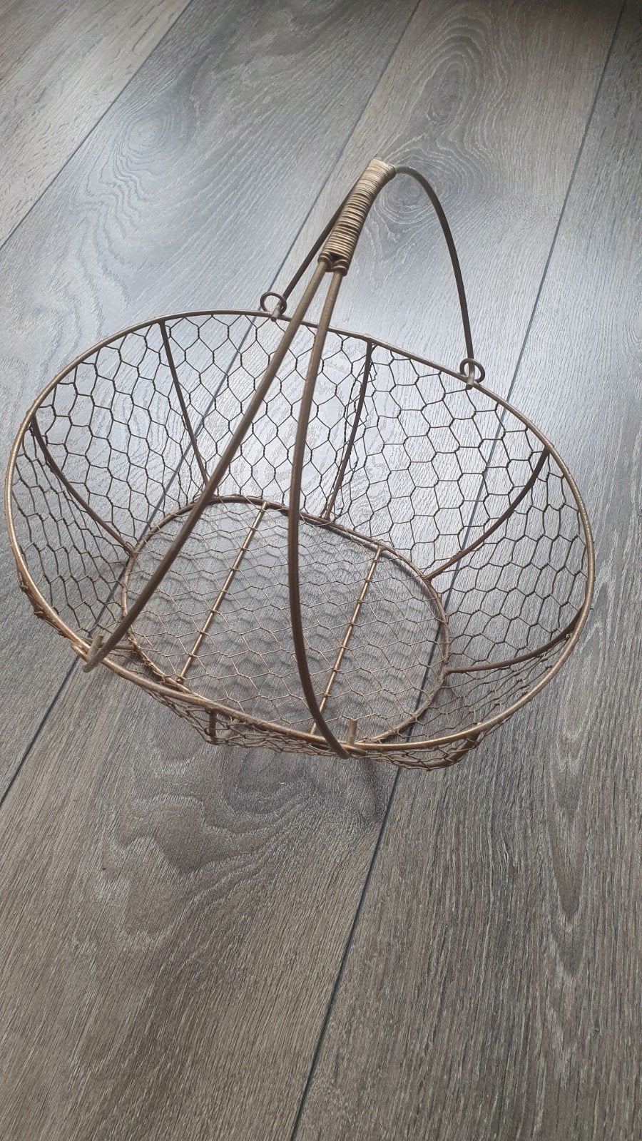 Decoratieve metalen mand met handvat, Huis en Inrichting, Ophalen, Overige materialen, Gebruikt, Mand