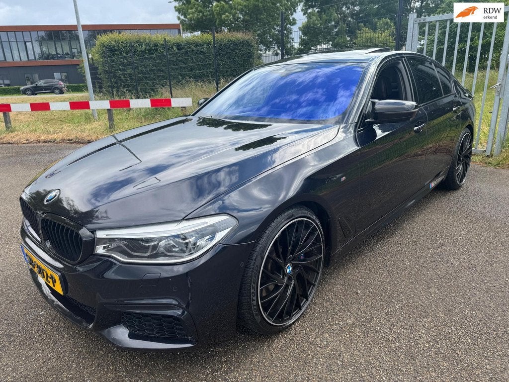 BMW 5-serie M550i xDrive High Exe 550PK B&O Performance Pack, Auto's, Automaat, Gebruikt, 2000 kg, 4395 cc