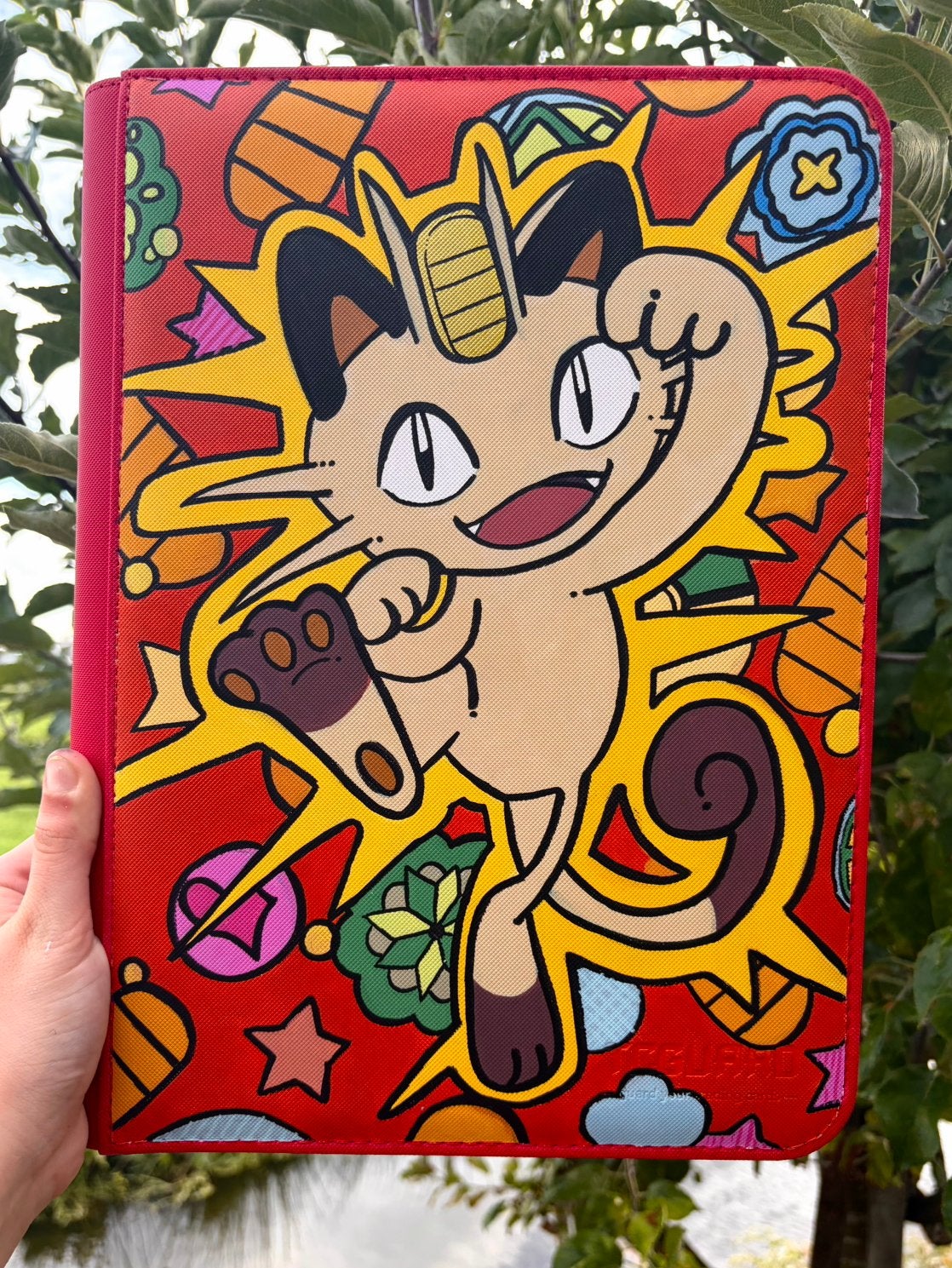 Custom Pokémon binder Meowth, Hobby en Vrije tijd, Verzamelkaartspellen | Pokémon, Verzenden, Zo goed als nieuw