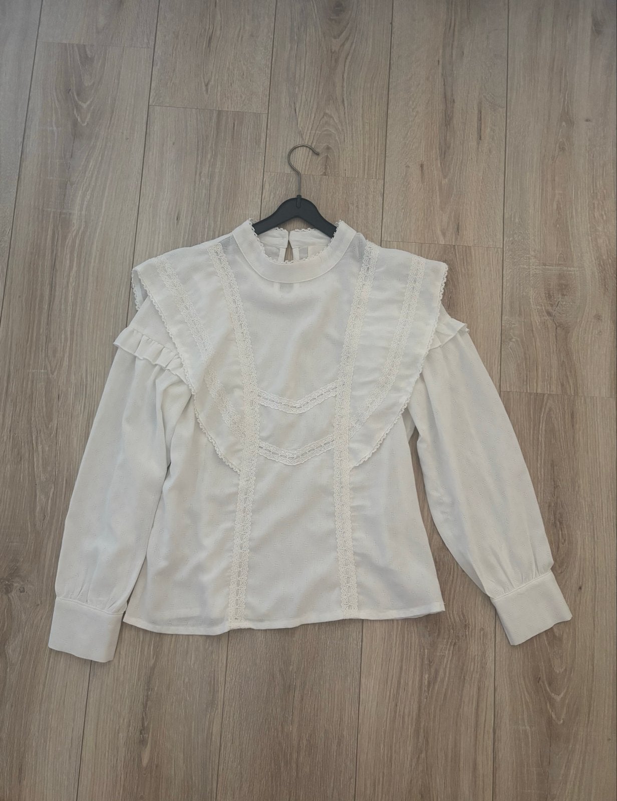 Witte blouse met ruches en kant - Jubylee (S/M), Verzenden, Zo goed als nieuw, Maat 36 (S), Wit