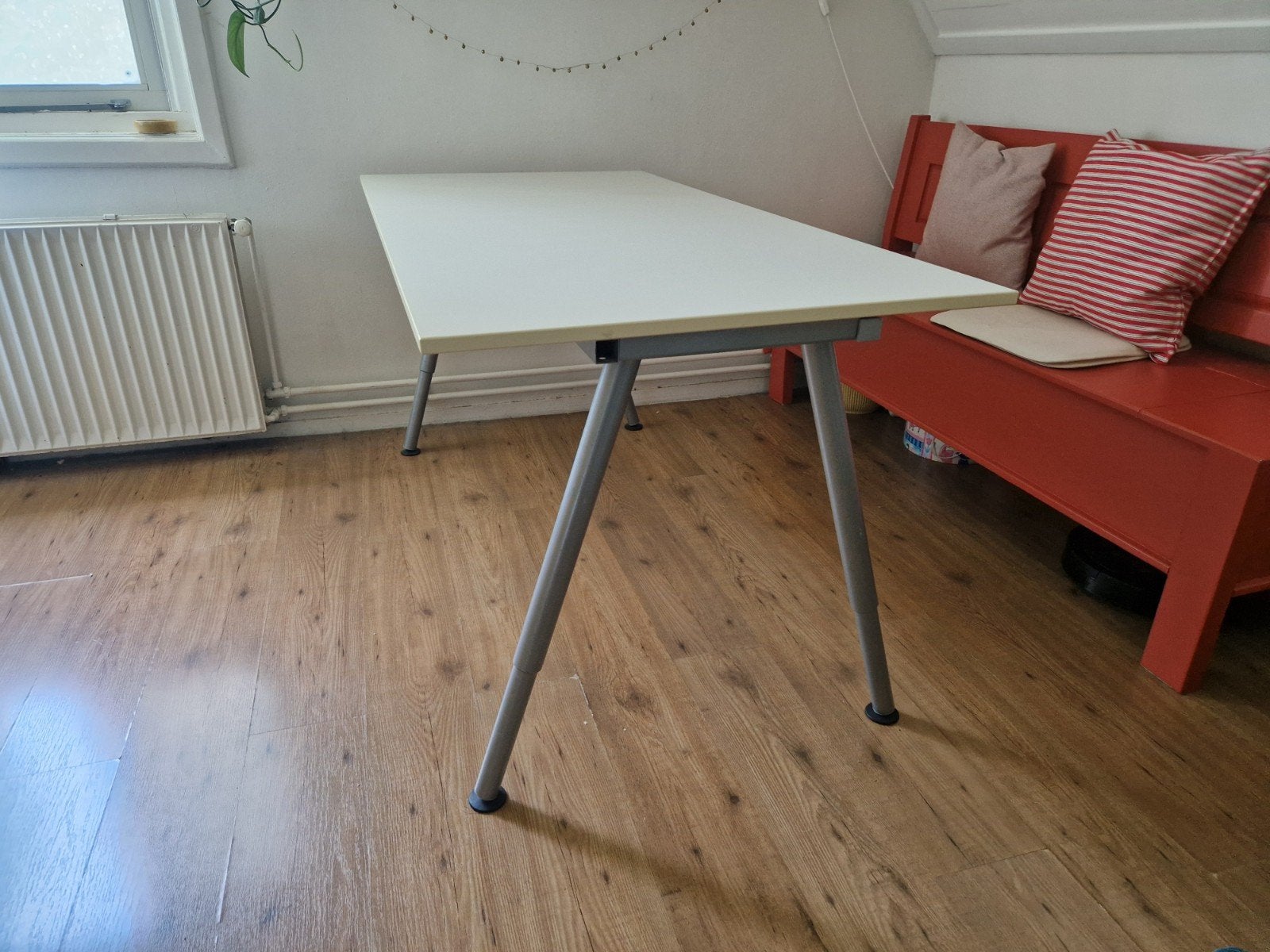 IKEA Galant bureau - off-white, verstelbare poten, Ophalen, In hoogte verstelbaar, Zo goed als nieuw, IKEA