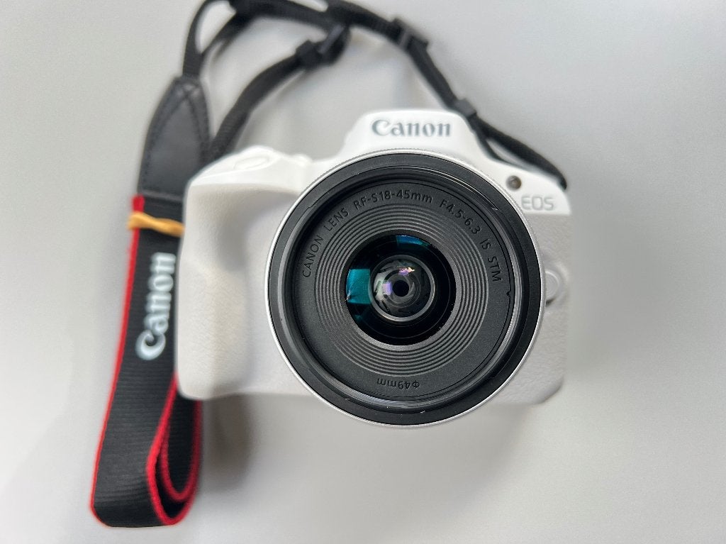 Witte CANON EOS R50 + RF-S 18-45mm + accessoires, Ophalen, Zo goed als nieuw, Canon, Oplader