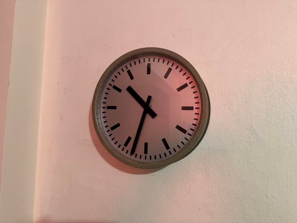PTT Wandklok fabrieksklok, Antiek en Kunst, Antiek | Klokken, Ophalen of Verzenden