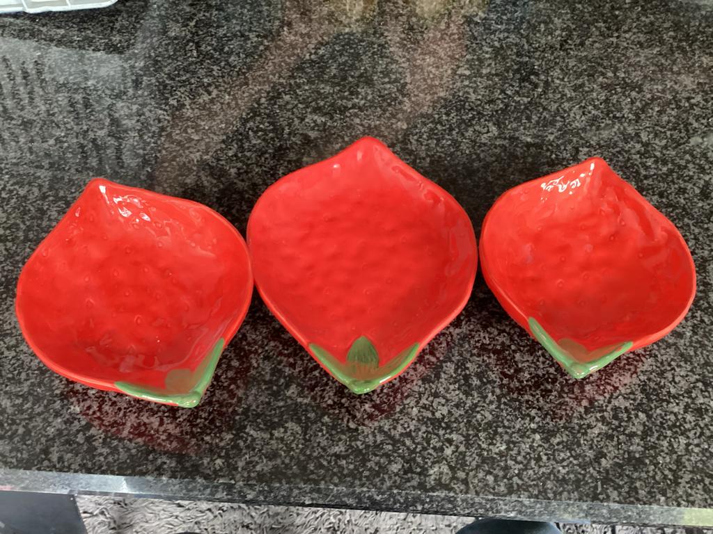 Set van 3 aardbeien schaaltjes - Keramiek, Porselein of Keramiek, Schaal, Ophalen of Verzenden, Zo goed als nieuw
