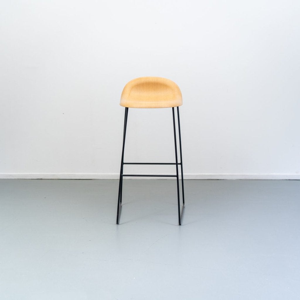 Gubi 3D Barkruk Licht Hout - Zwart, Huis en Inrichting, Barkrukken, Niet ingevuld, Zo goed als nieuw, Niet ingevuld, Niet ingevuld