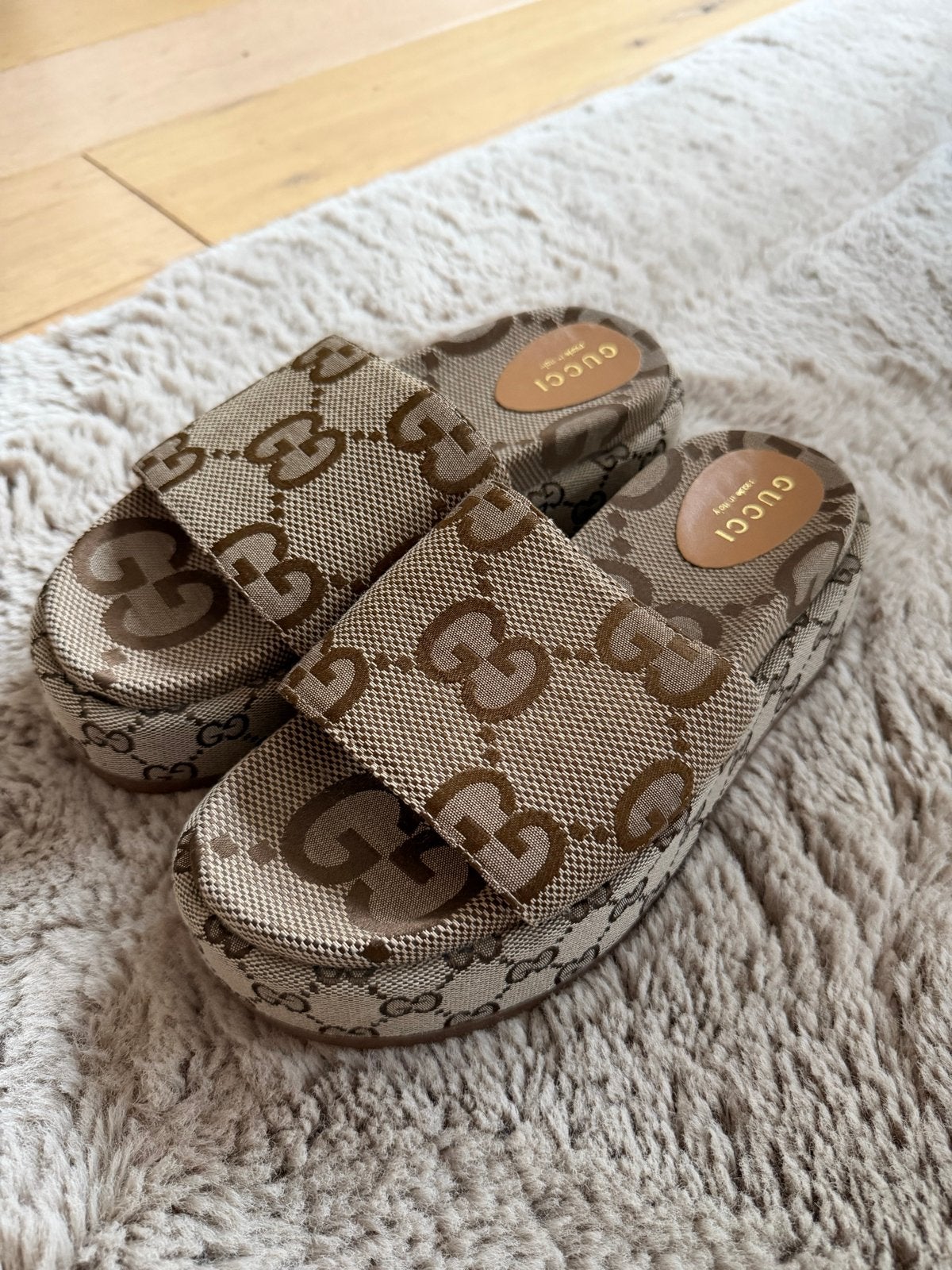 Gucci Platform Slippers - Zo goed als nieuw, Ophalen of Verzenden, Zo goed als nieuw, Beige, Slippers