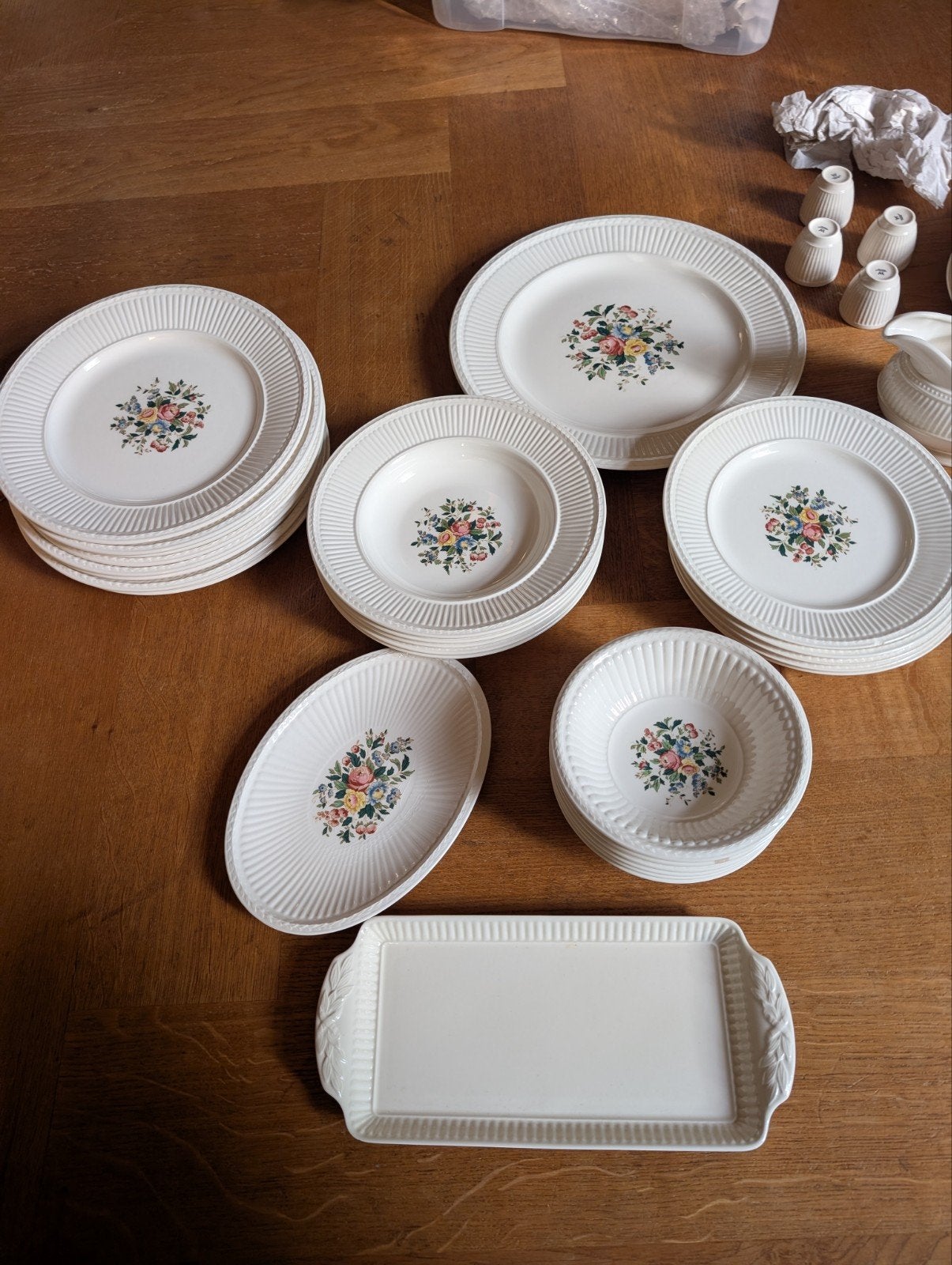 Wedgwood Edme servies met bloemmotief - Compleet, Huis en Inrichting, Ophalen, Klassiek, Zo goed als nieuw, Wedgwood