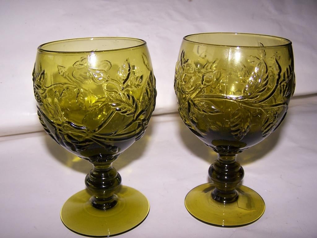 2 Vintage groen/bruine wijnglazen met bloementak. Zie foto., Verzamelen, Glas en Borrelglaasjes, Ophalen of Verzenden, Zo goed als nieuw