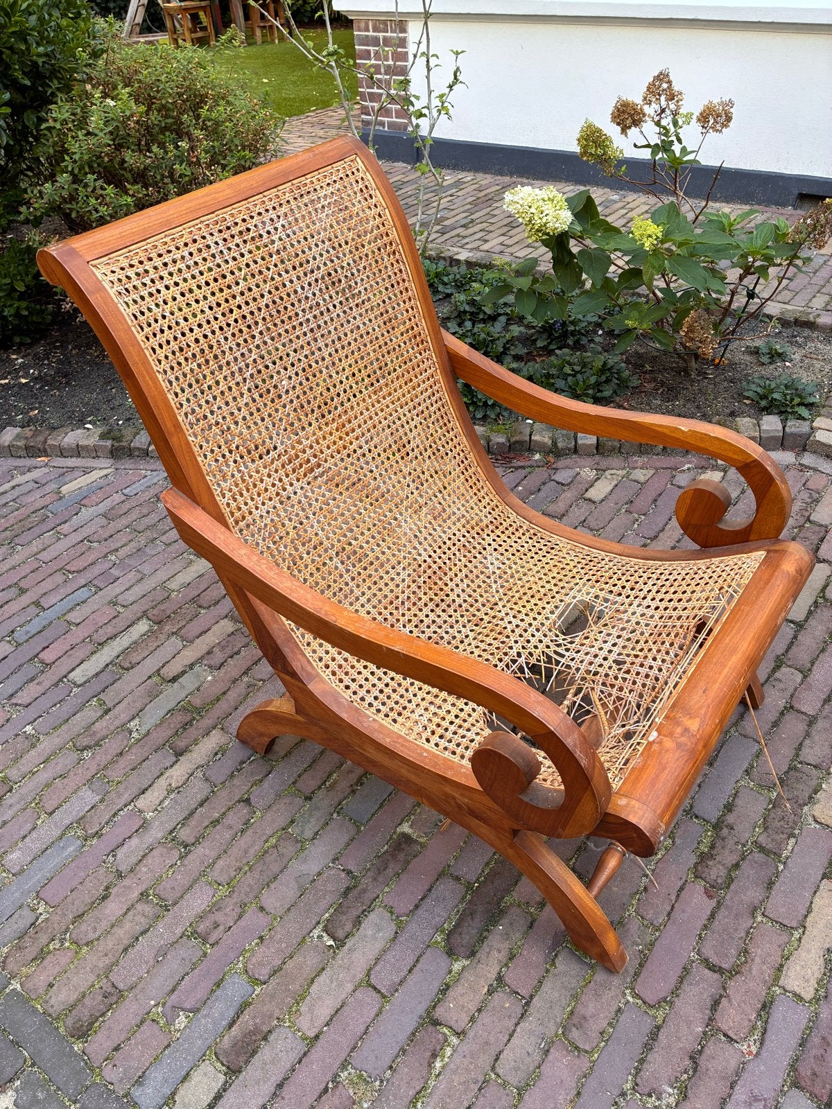 Vintage rotan plantage stoel uit Singapore met schade, Ophalen