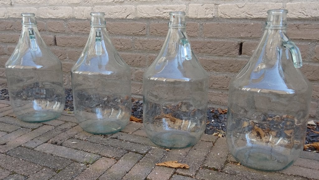 4 grote glazen demijohns / gistflessen – met handvat, Ophalen