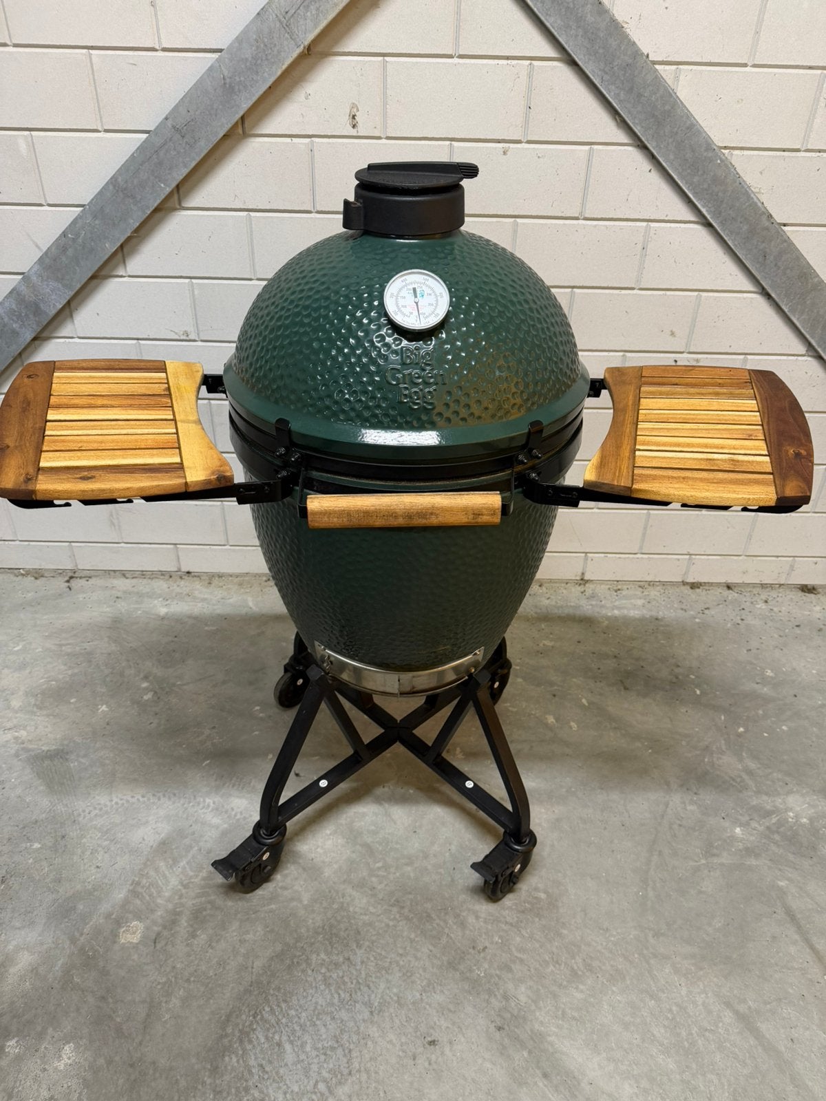 Big Green Egg Large met acaciahouten zijtafels, Ophalen, Zo goed als nieuw