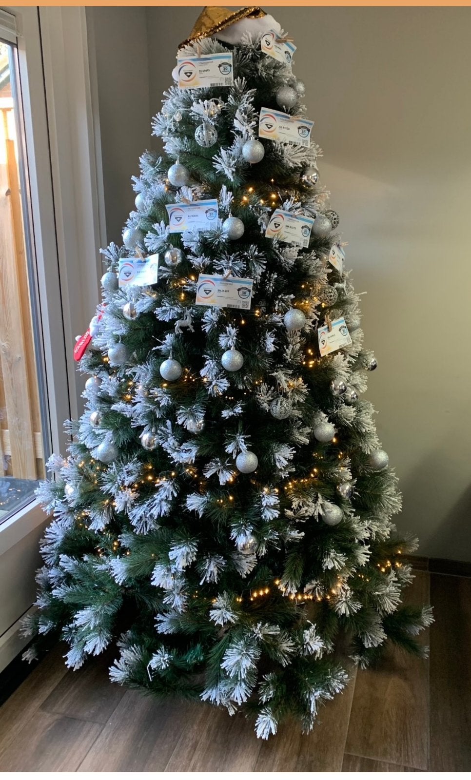 Luxe besneeuwde kunstkerstboom 210 cm | 1310 takken, Ophalen