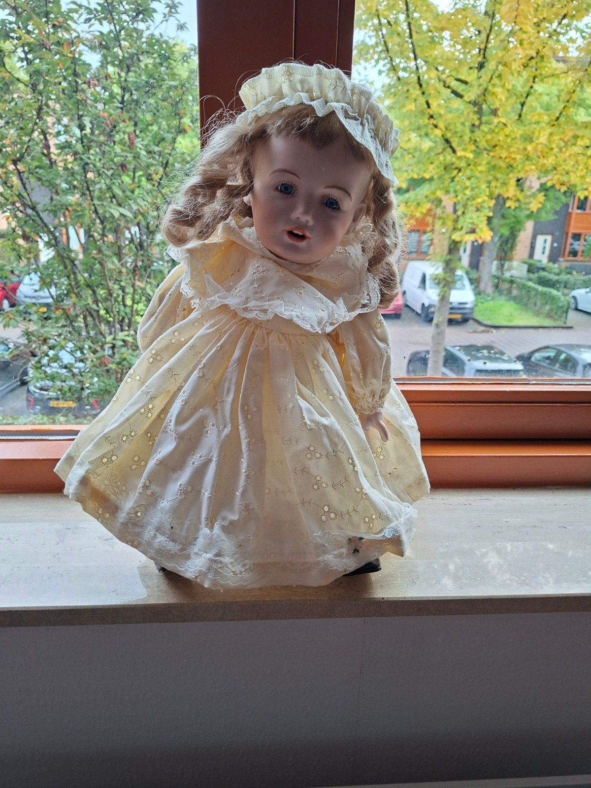 Vintage porseleinen pop met blonde krullen en jurk, Ophalen of Verzenden, Zo goed als nieuw