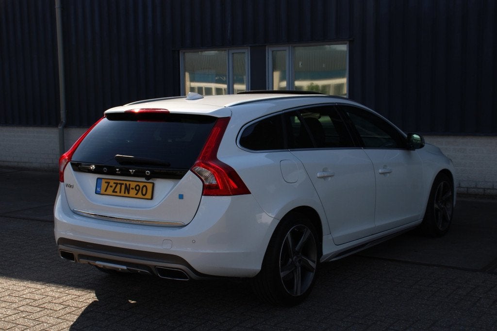 Volvo V60 2.4 D6 AWD Plug-In Hybrid R-Design, Auto's, Volvo, Automaat, Wit, Vierwielaandrijving, 11 kWh