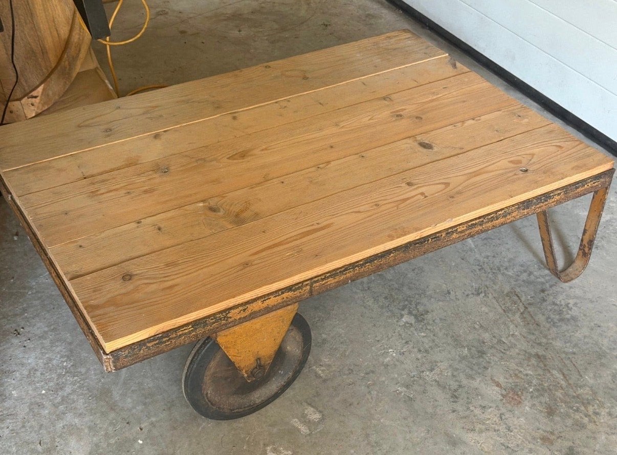Industriële salontafel met houten blad en wielen, Huis en Inrichting, Ophalen, Gebruikt, 100 tot 150 cm, 50 tot 100 cm