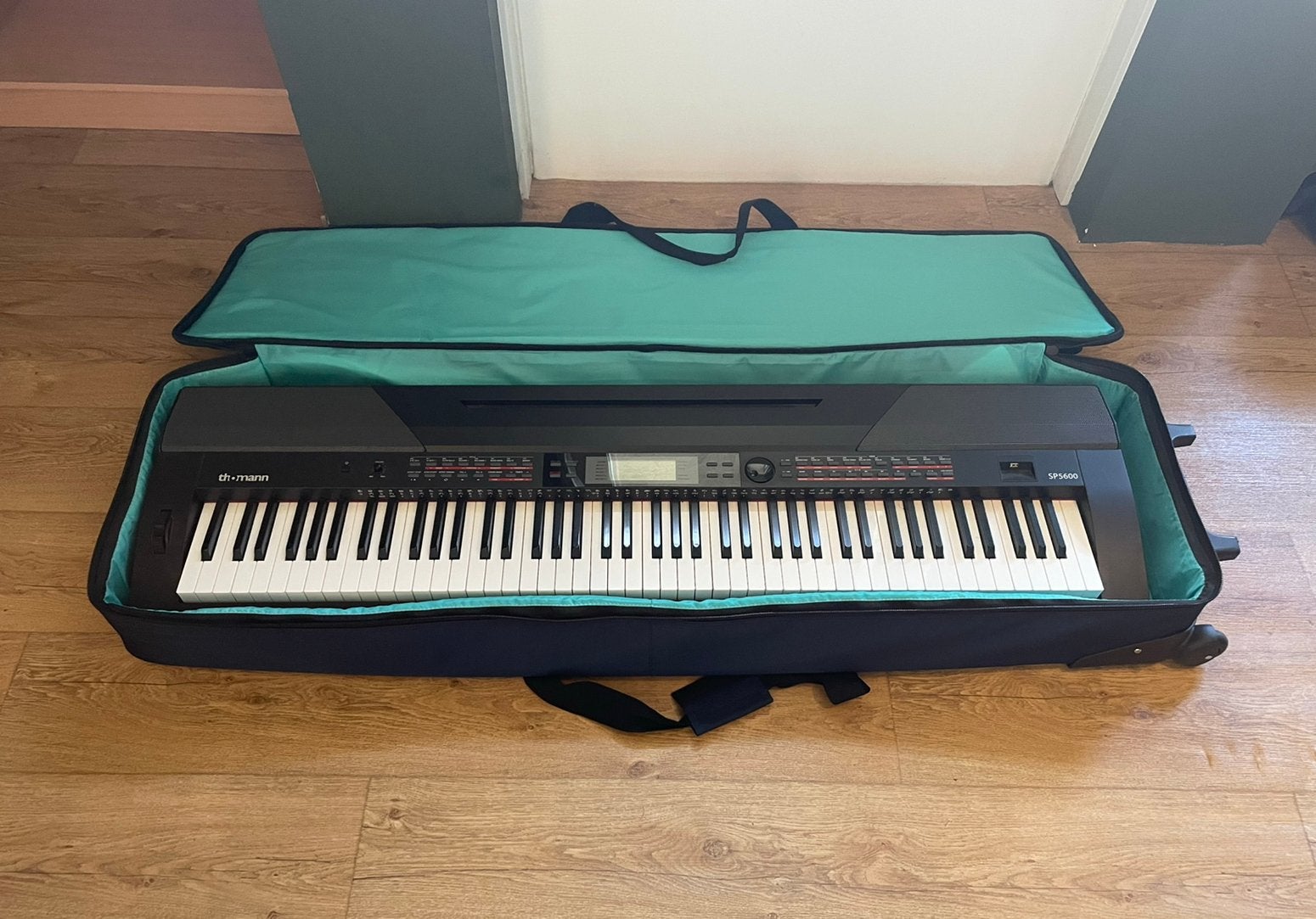 Thomann SP5600 keyboard met draagtas en bladhouder, Muziek en Instrumenten, Keyboards, 88 toetsen, Zo goed als nieuw, Midi-aansluiting