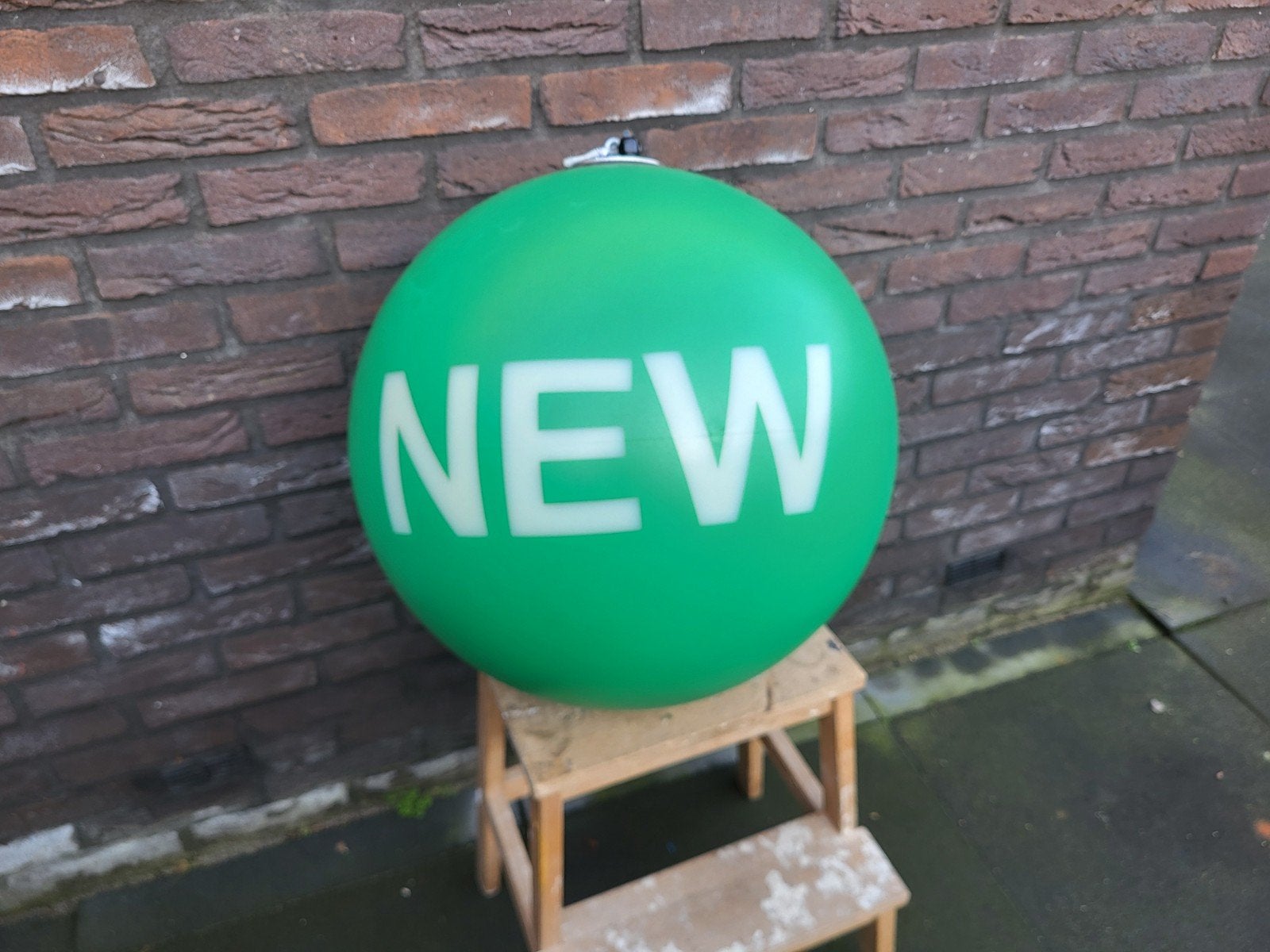 Grote groene lichtgevende ballen met 'TRAINING' en 'NEW', Lichtbak of (neon) lamp, Onbekend, Ophalen of Verzenden, Zo goed als nieuw