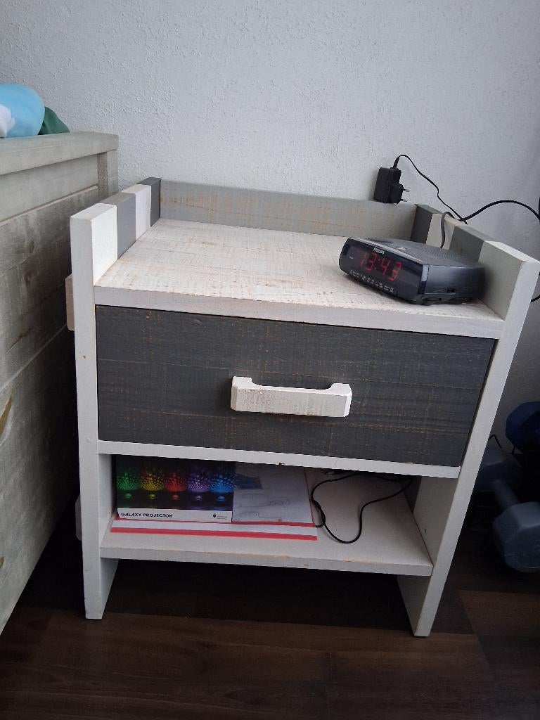 Mooi nachtkastje, Ophalen, Zo goed als nieuw, Minder dan 45 cm, 55 tot 70 cm
