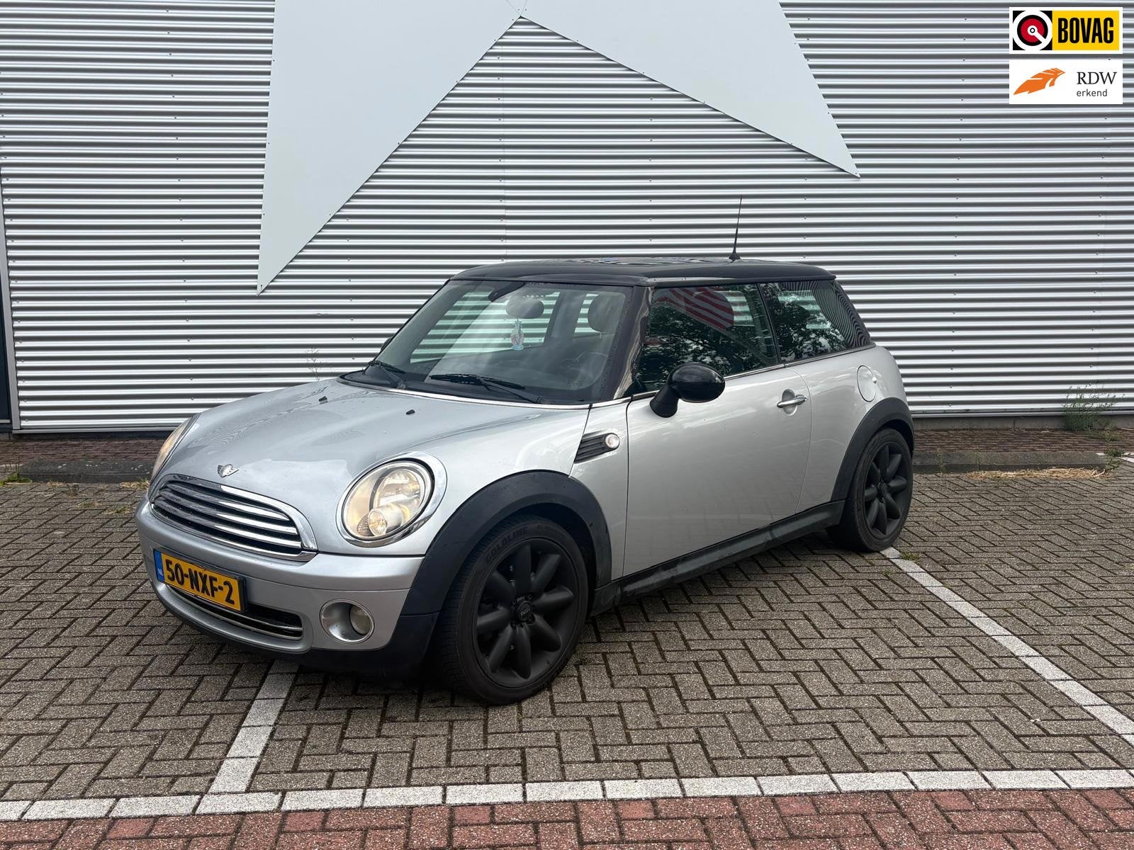 Mini Cooper 1.6 | Airco | 6 Bak | Sportvelgen | Pano |, Auto's, Voorwielaandrijving, Gebruikt, 750 kg, 4 stoelen