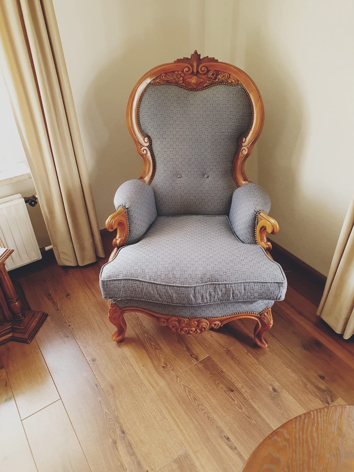 Antieke fauteuil met houtsnijwerk en blauwe bekleding, Ophalen of Verzenden