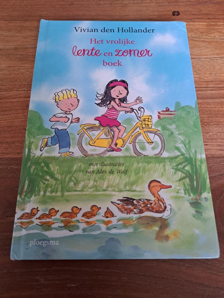 Het vrolijke lente en zomer boek - Vivian den Hollander, Boeken, Ophalen of Verzenden, Gelezen, Vivian den Hollander, Fictie algemeen