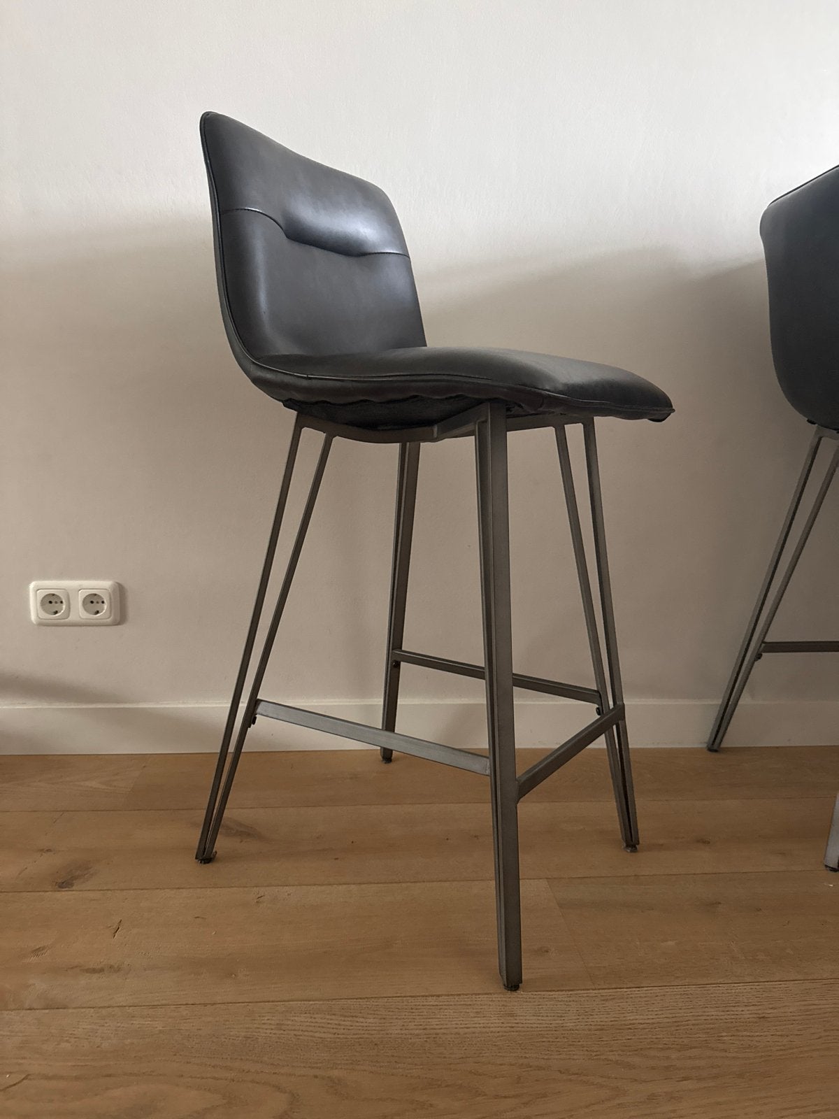 Stijlvolle barkrukken met metalen onderstel - Gebruikt, Huis en Inrichting, Gebruikt, Kunststof, Ophalen of Verzenden, 90 cm of meer