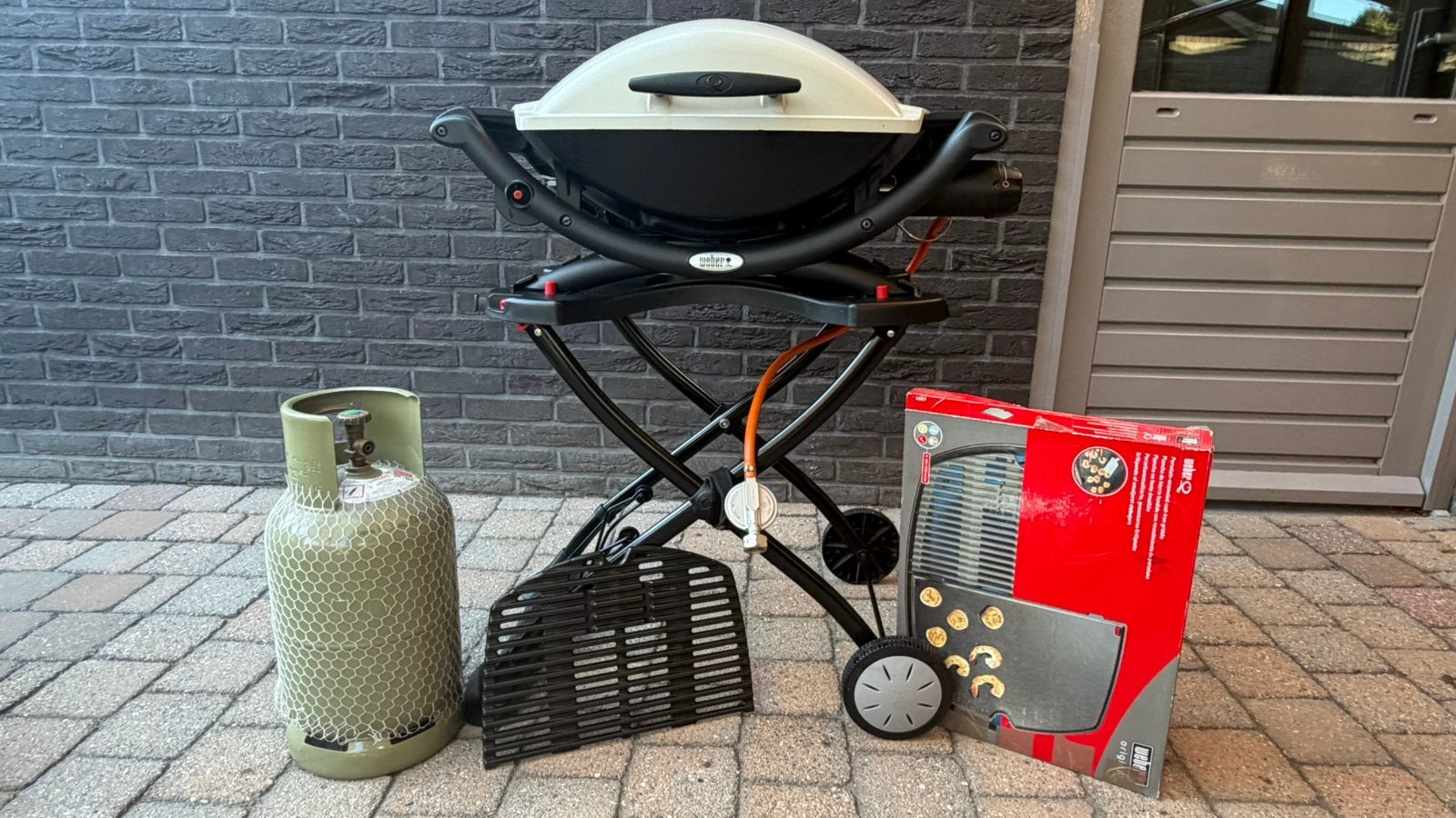 Weber Q2000 gasbbq NIEUWSTAAT + onderstel, bakplaat, gasfles, Tuin en Terras, Gasbarbecues, Ophalen, Zo goed als nieuw